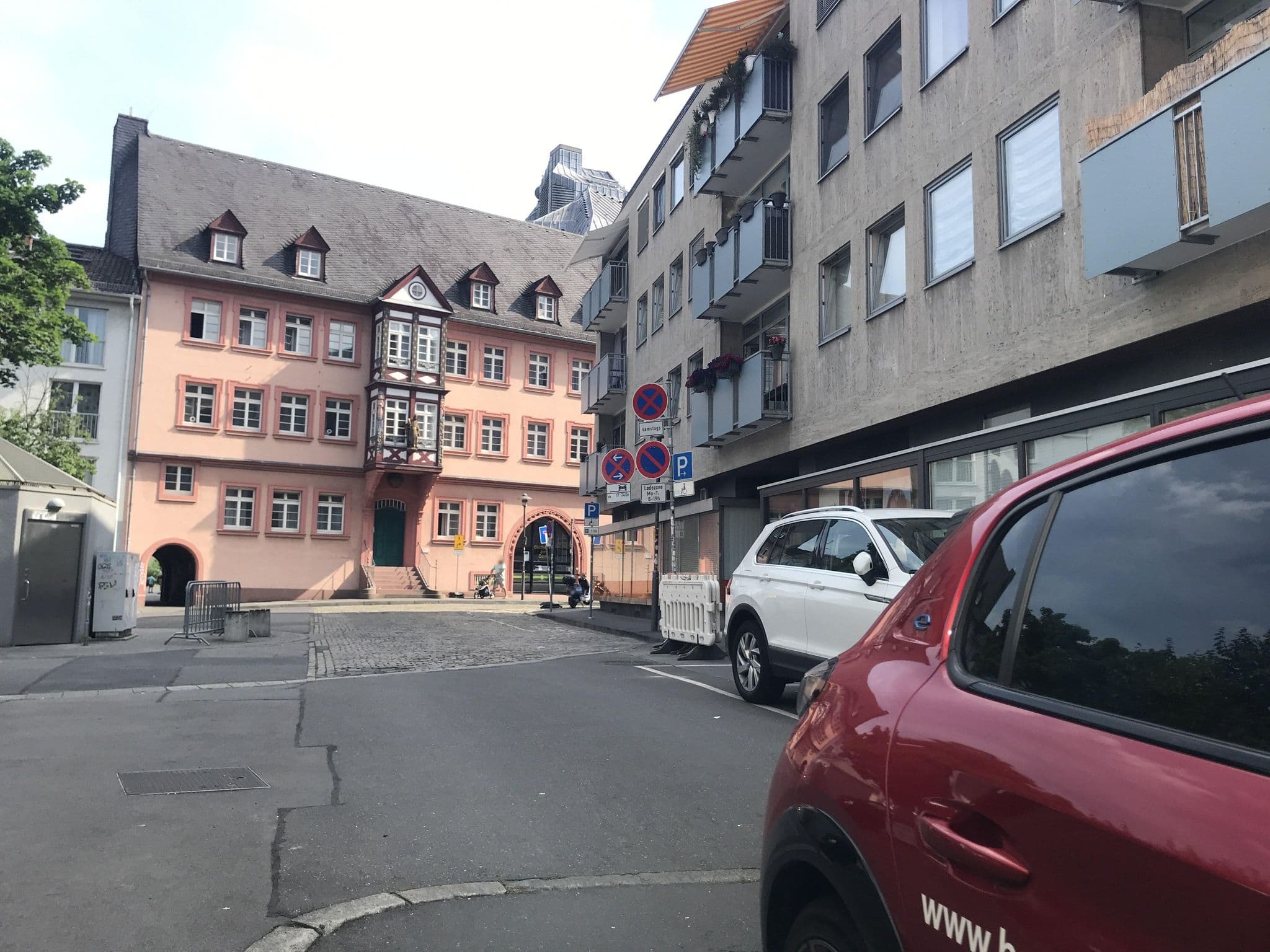 Street view near Öffentliches Pissoir, Kastel — © miguel_andrade (CC BY-SA · Mapillary)