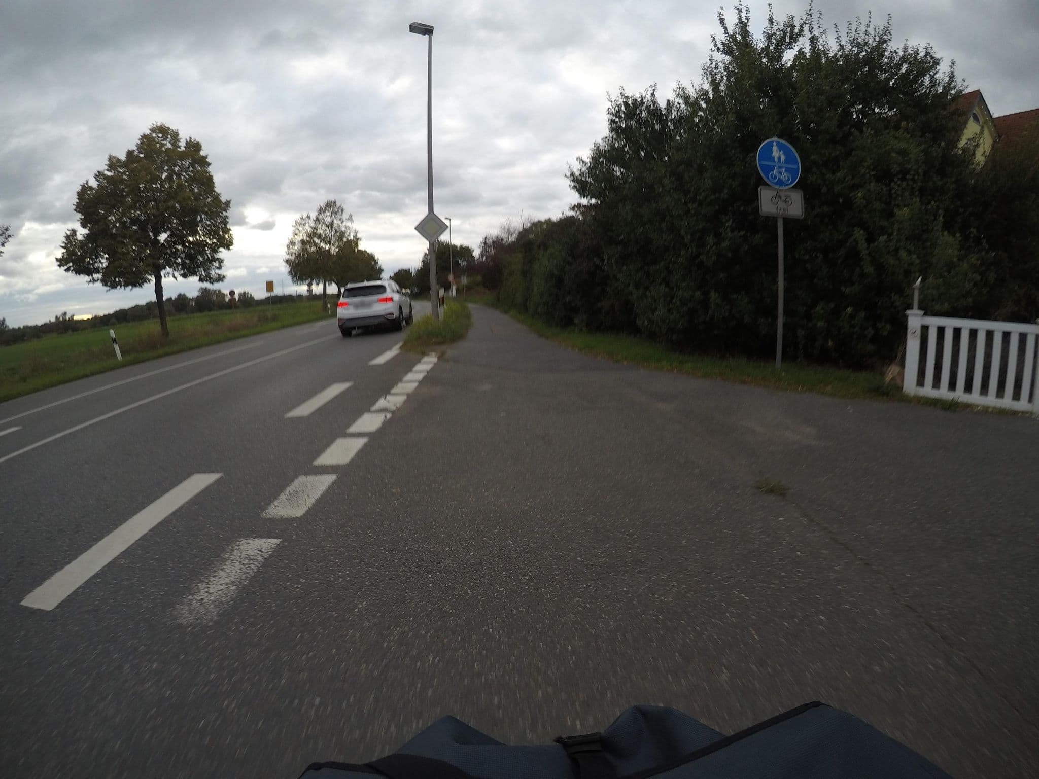 Street view near Rüsselsheimer Residenz, Ginsheim-Gustavsburg — © mfa (CC BY-SA · Mapillary)