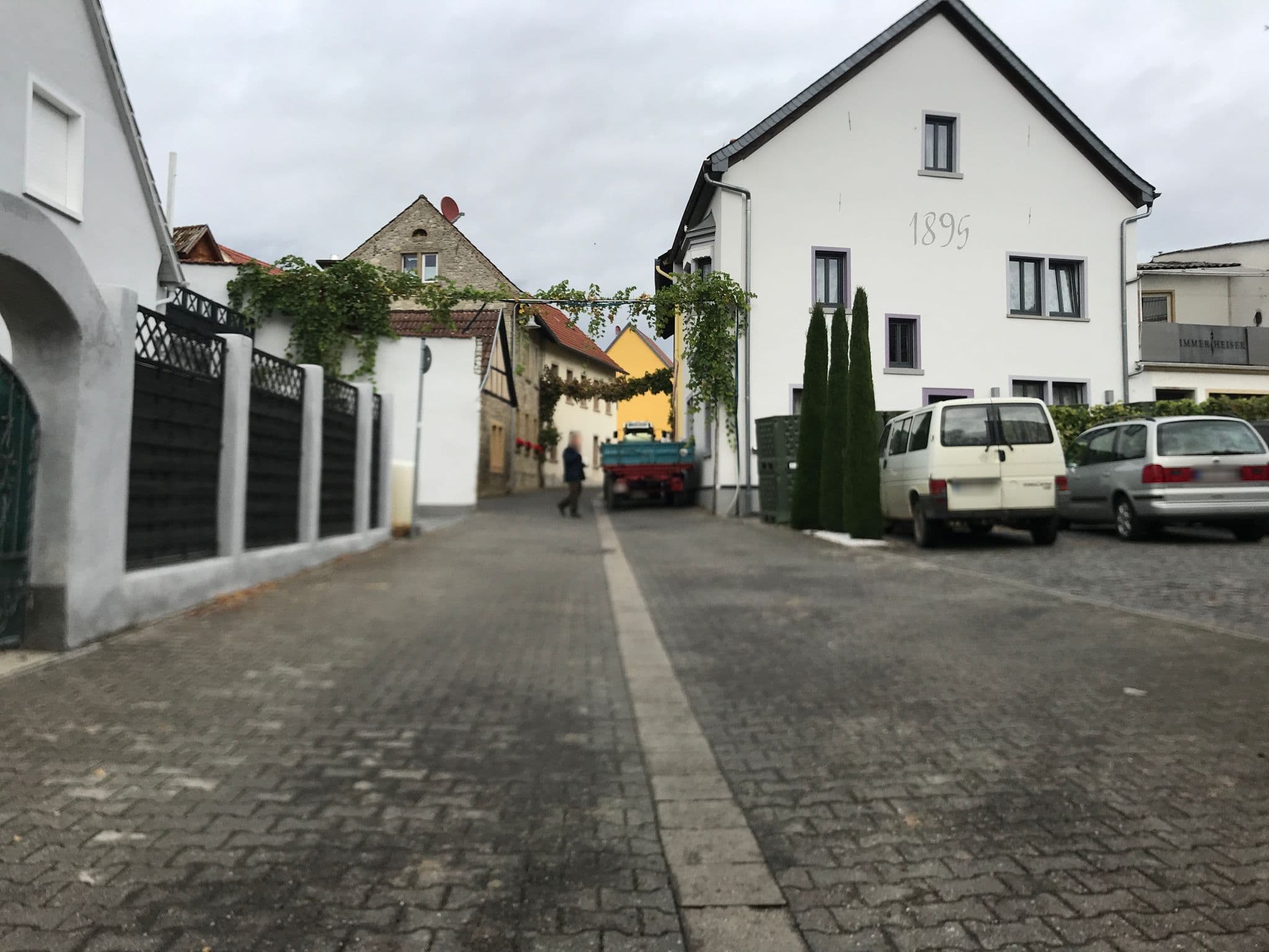 Street view near Zum Alten Weinkeller, Schwabenheim — © miguel_andrade (CC BY-SA · Mapillary)