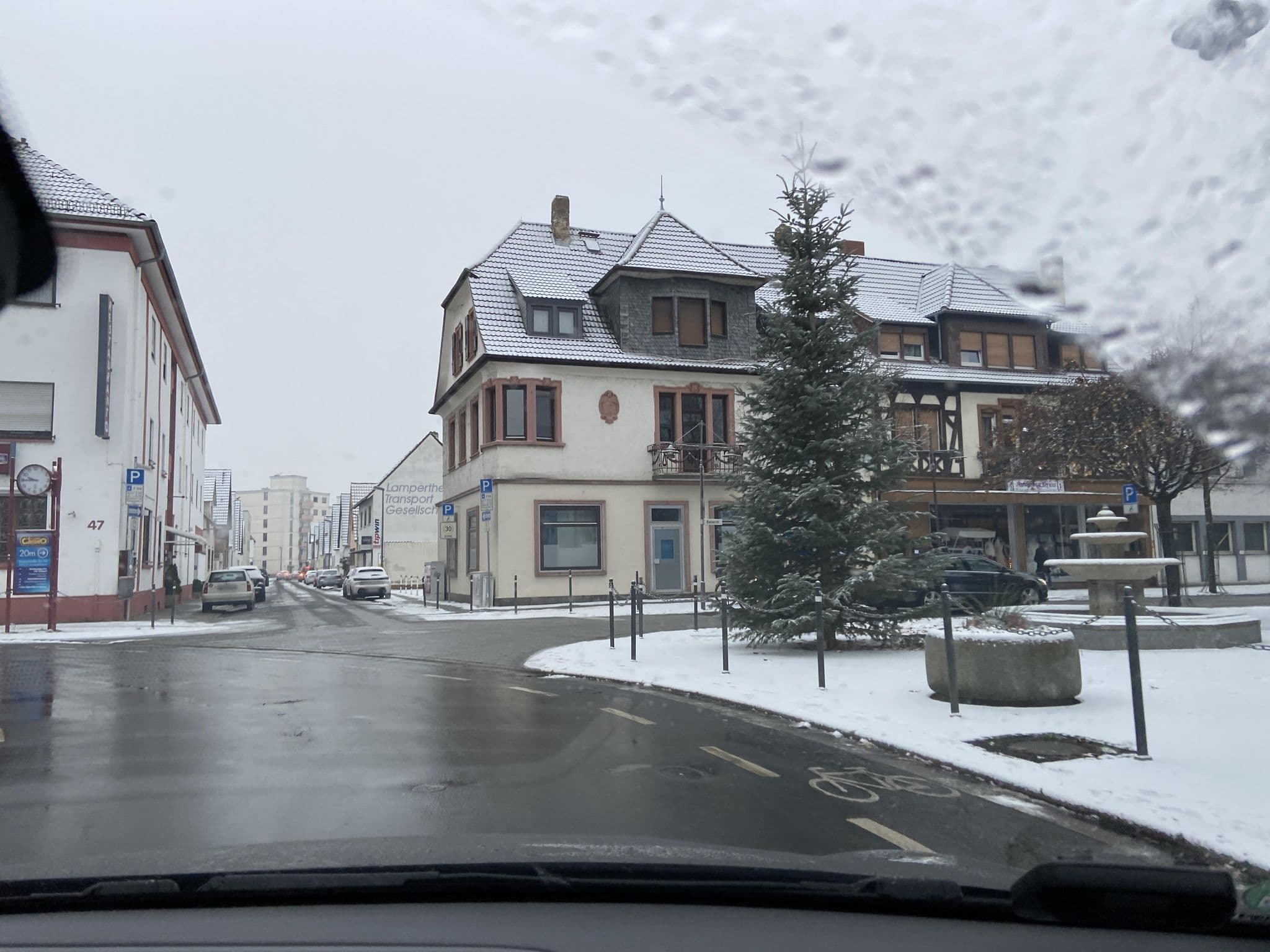 Street view near Hotel Restaurant Zum Kaiserhof, Lampertheim — © Eraoniel (CC BY-SA · Mapillary)