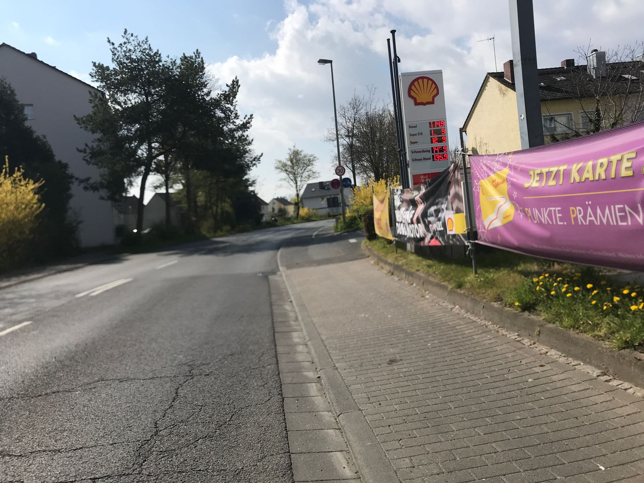 Street view near Hotel Flörsheim, Flörsheim — © miguel_andrade (CC BY-SA · Mapillary)