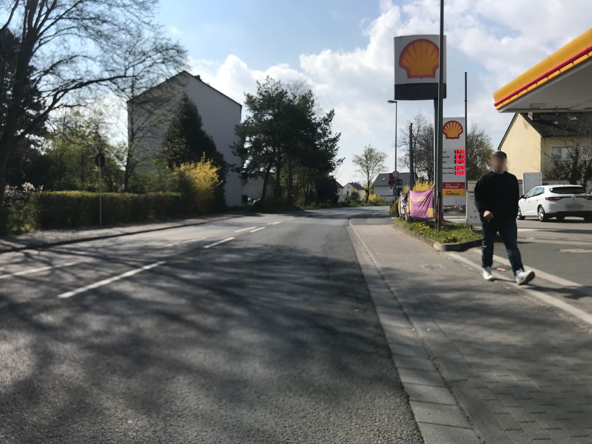 Street view near Hotel Flörsheim im Haus Herrnberg, Flörsheim — © miguel_andrade (CC BY-SA · Mapillary)