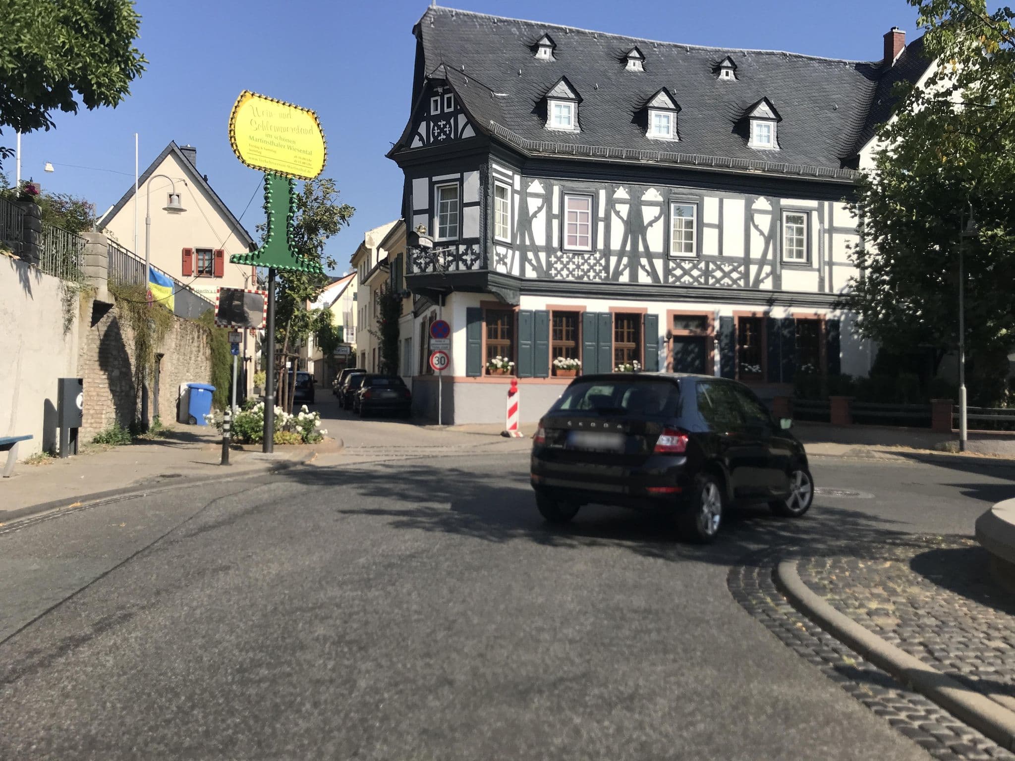 Street view near Bardenhewer Martina, Eltville — © miguel_andrade (CC BY-SA · Mapillary)