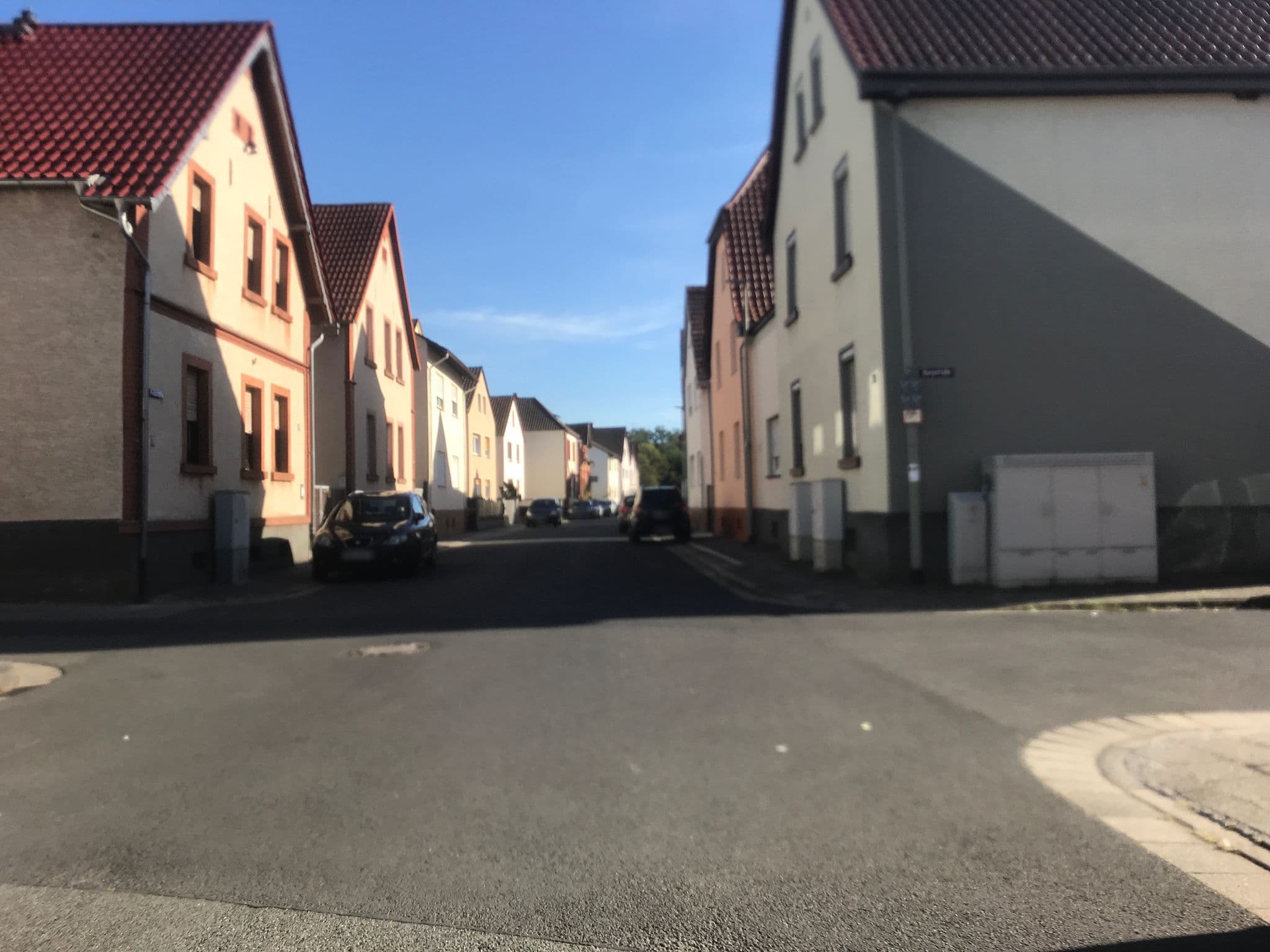 Street view near Feldstrabe Grand Hotels, Kelsterbach — © miguel_andrade (CC BY-SA · Mapillary)
