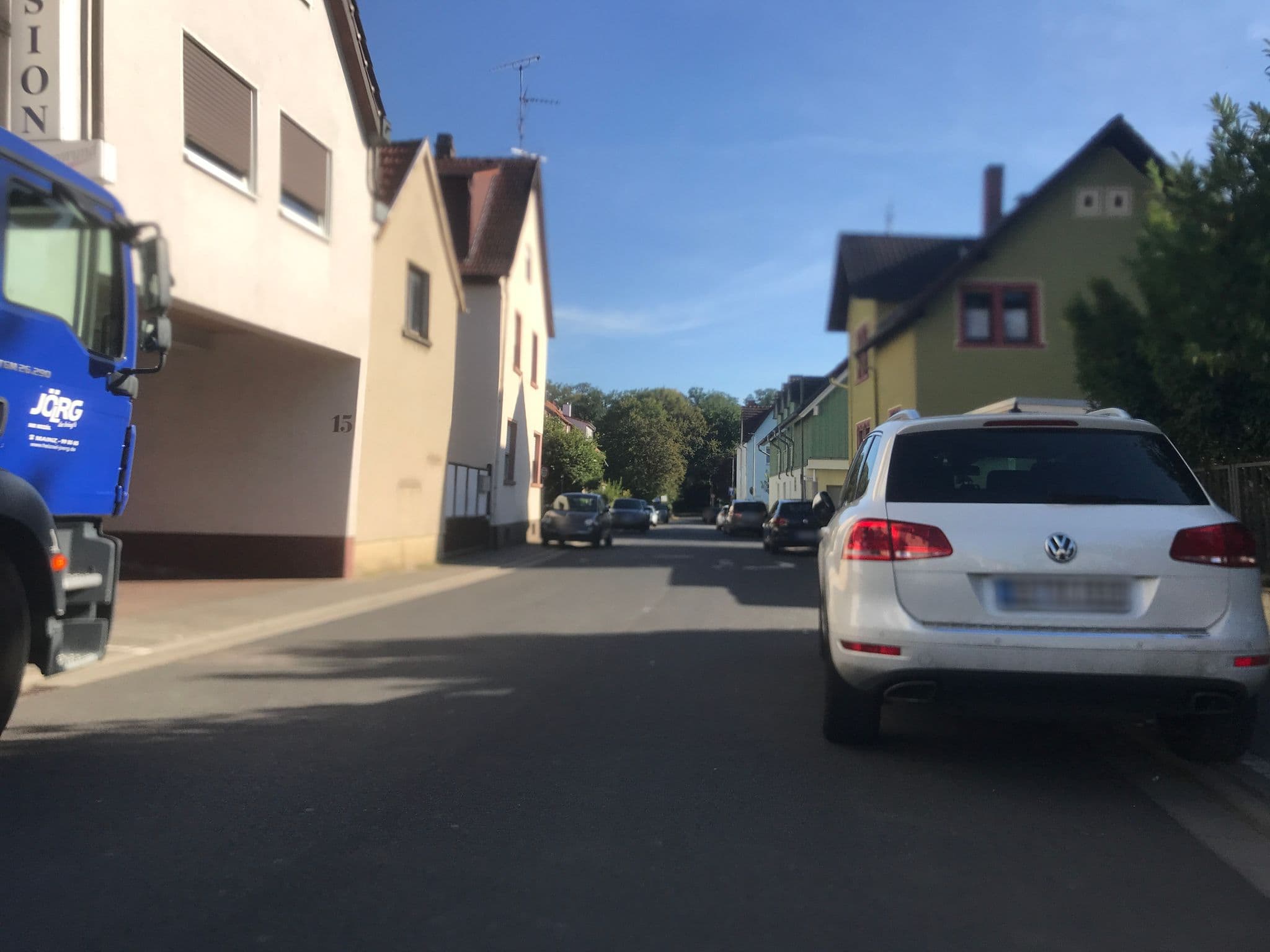 Street view near Pension Kelstergrund Inh. Bernd Becker, Kelsterbach — © miguel_andrade (CC BY-SA · Mapillary)