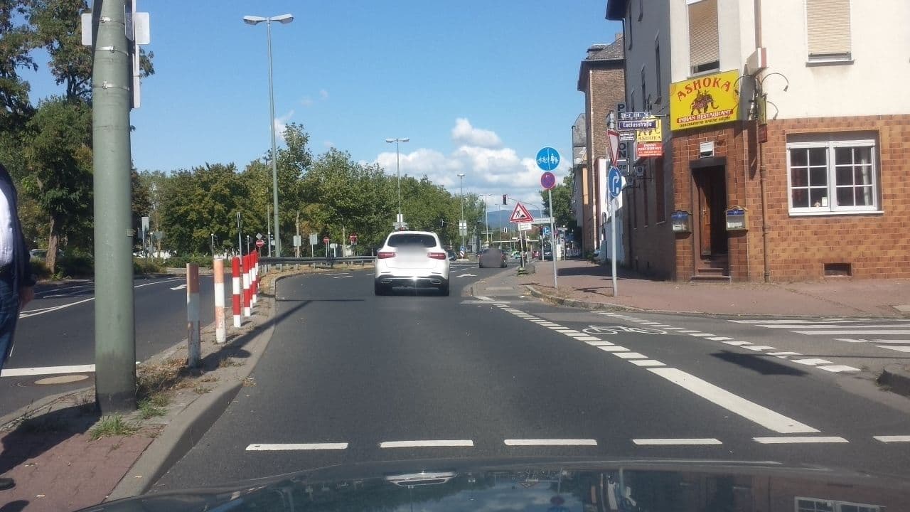 Street view near Hotel-Pension Rüge, Kelsterbach — © wegavision (CC BY-SA · Mapillary)