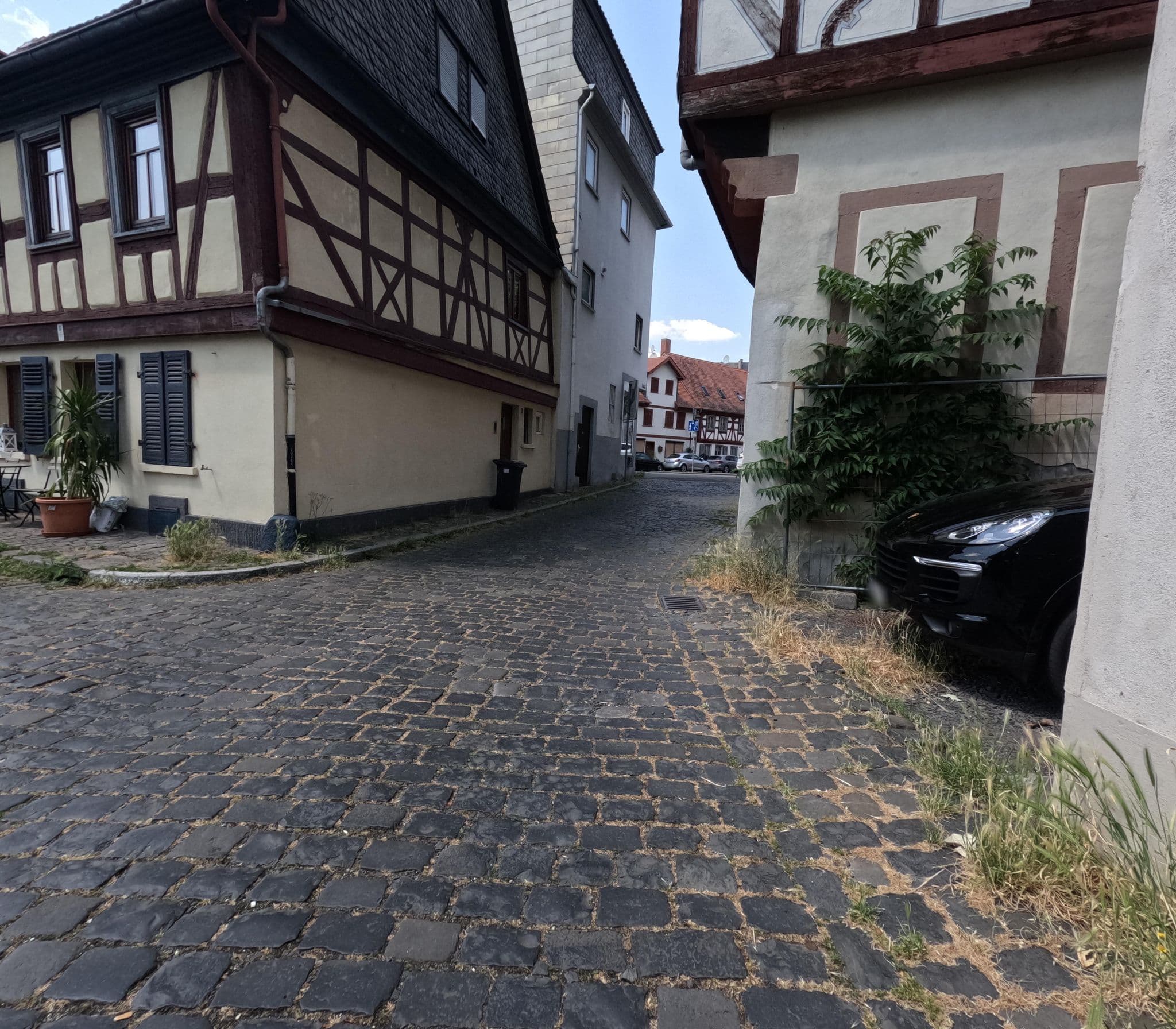 Street view near Sopolitan Apartments, Kelsterbach — © chuck (CC BY-SA · Mapillary)
