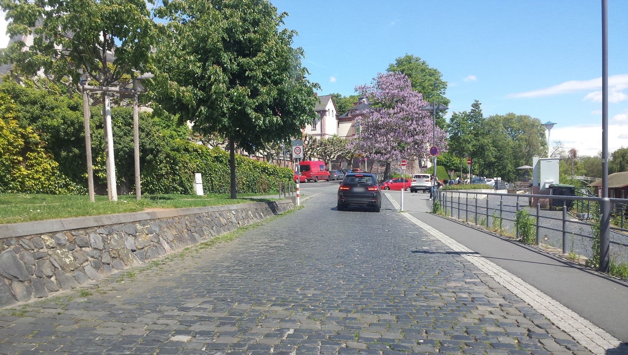 Street view near Hotel Schiff Peter Schlott, Kelsterbach — © wegavision (CC BY-SA · Mapillary)