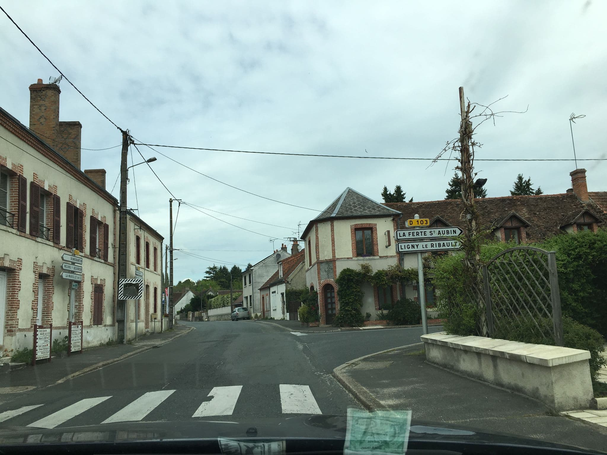 Street view near Hôtel Saint Cyr, Dhuizon — © df45 (CC BY-SA · Mapillary)