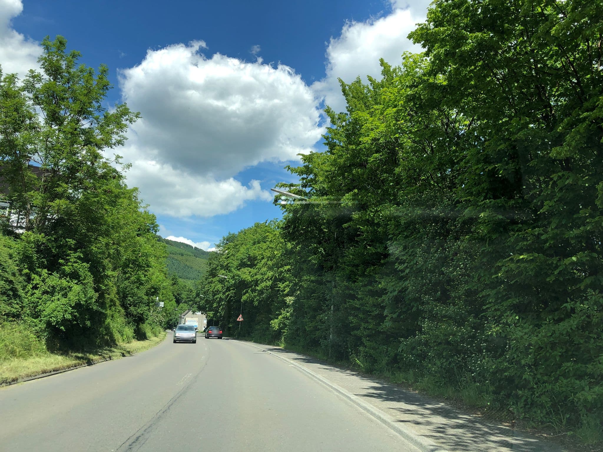 Street view near Ferienwohnungen Vogelsang, Kirchhundem — © chuck (CC BY-SA · Mapillary)