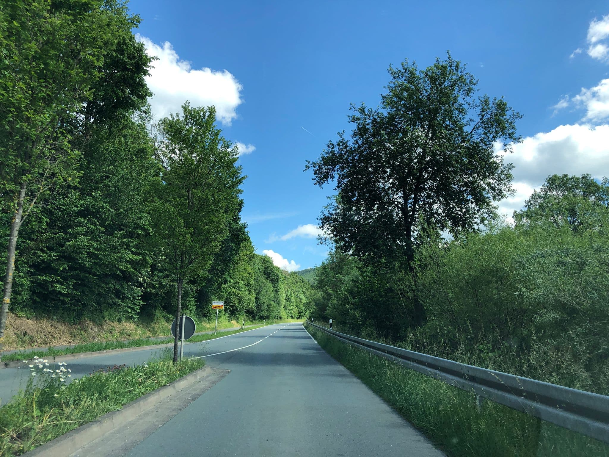 Street view near Ferienwohnung Schrichten, Schmallenberg — © chuck (CC BY-SA · Mapillary)