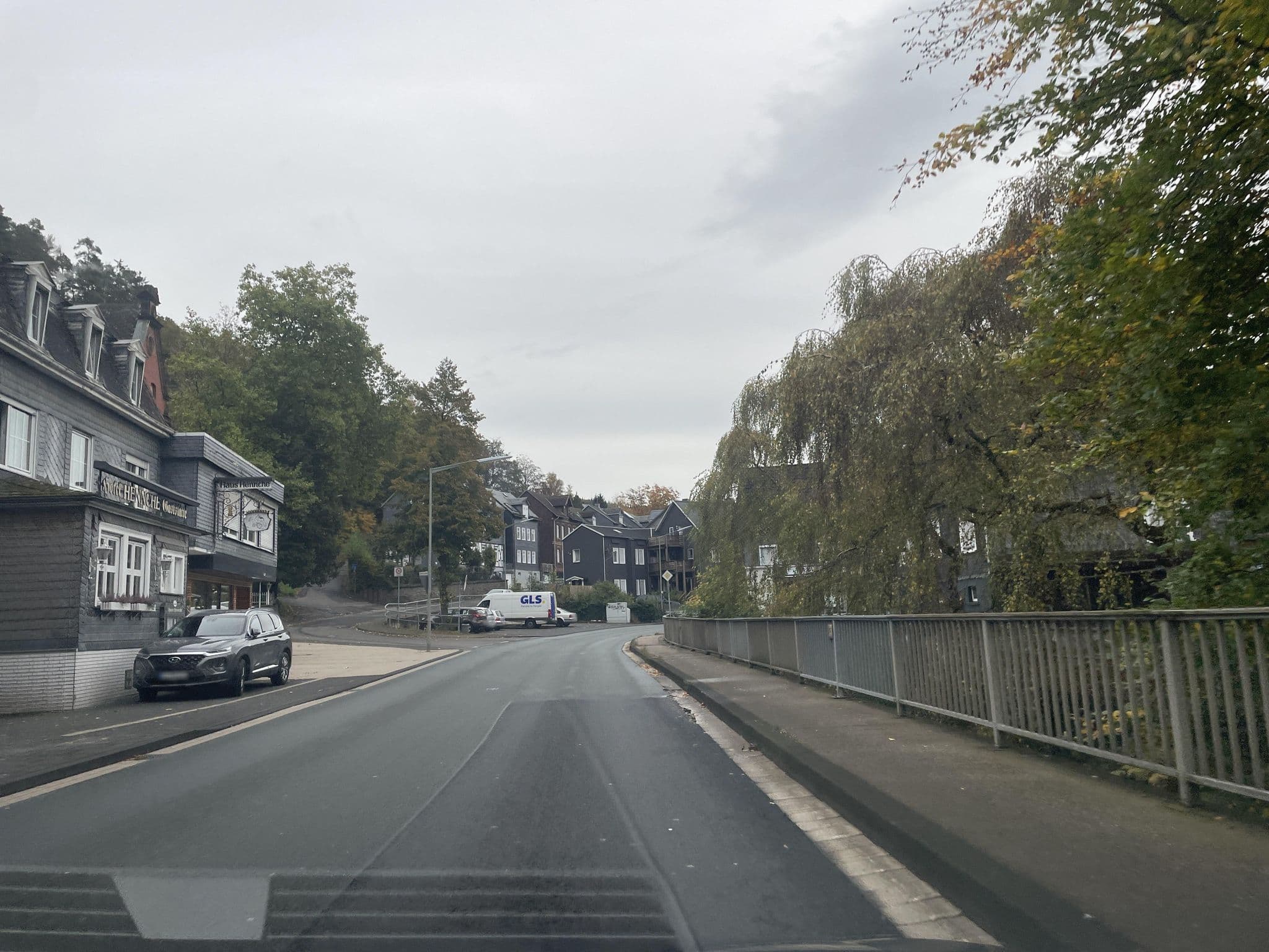 Street view near Haus Hennche, Mudersbach — © baldur80 (CC BY-SA · Mapillary)