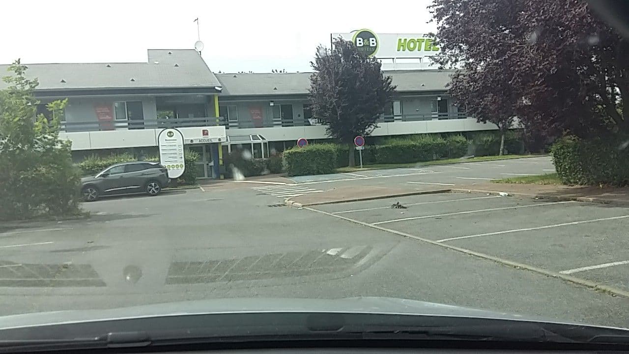 Street view near B&B Hôtel, La Queue-en-Brie — © vst (CC BY-SA · Mapillary)