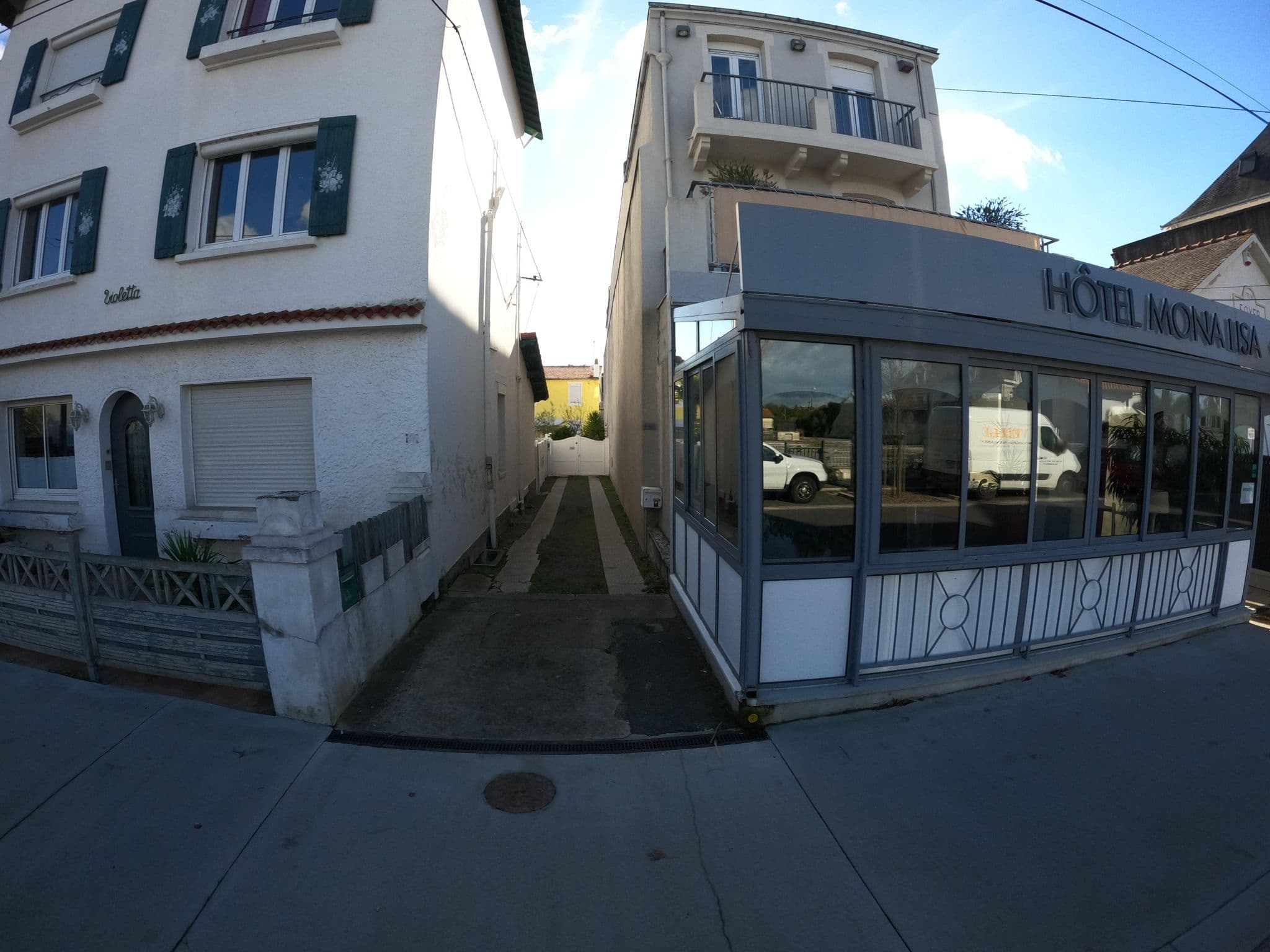 Street view near Hôtel Mona Lisa, La Baule-Escoublac — © stephanep (CC BY-SA · Mapillary)