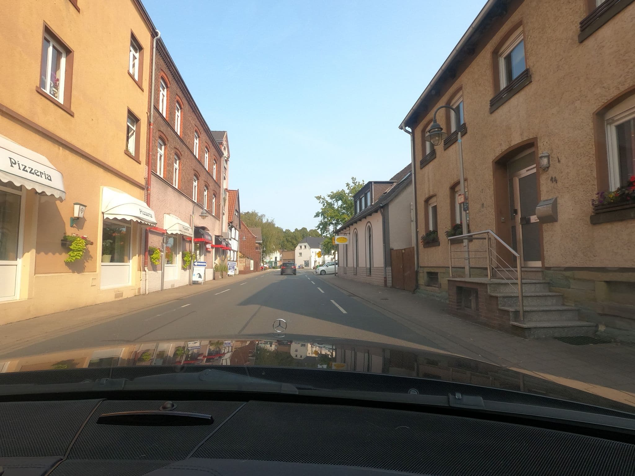 Street view near Kleines Restaurant & Pension, Hamm — © saschahaberkorn (CC BY-SA · Mapillary)