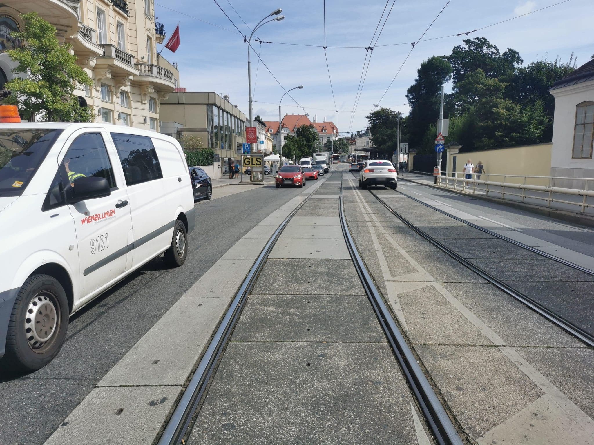 Street view near Parkhotel Schönbrunn, Hietzing — © hlfan (CC BY-SA · Mapillary)