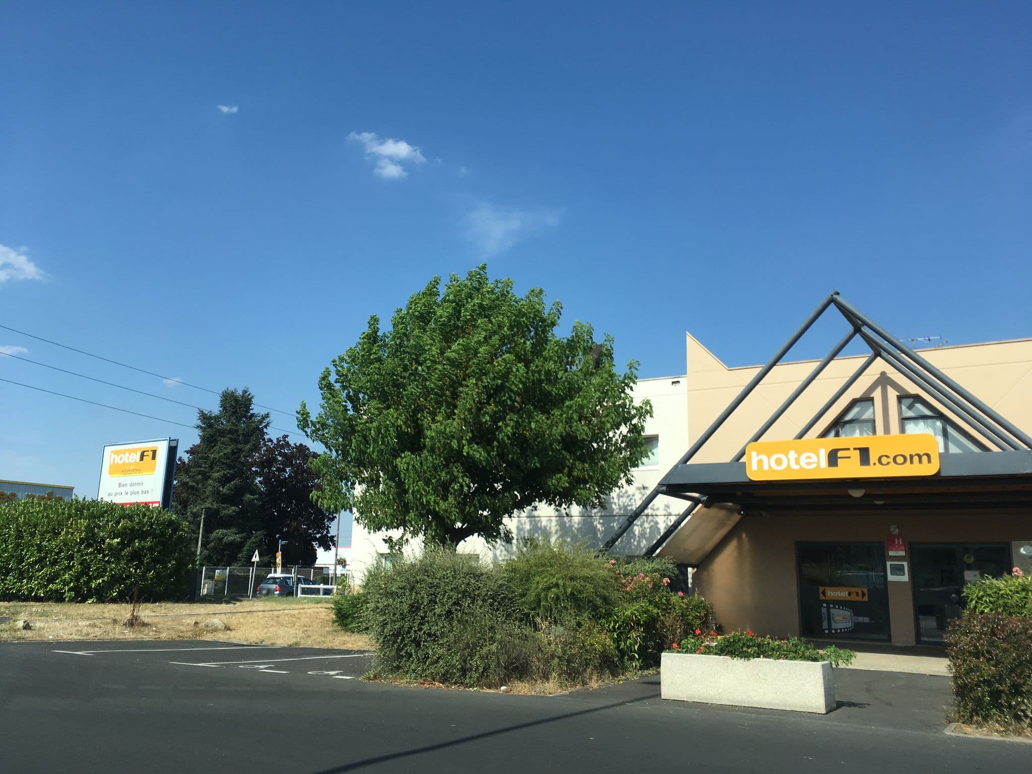 Street view near Meliness Hotel, Vernon — © unmap (CC BY-SA · Mapillary)