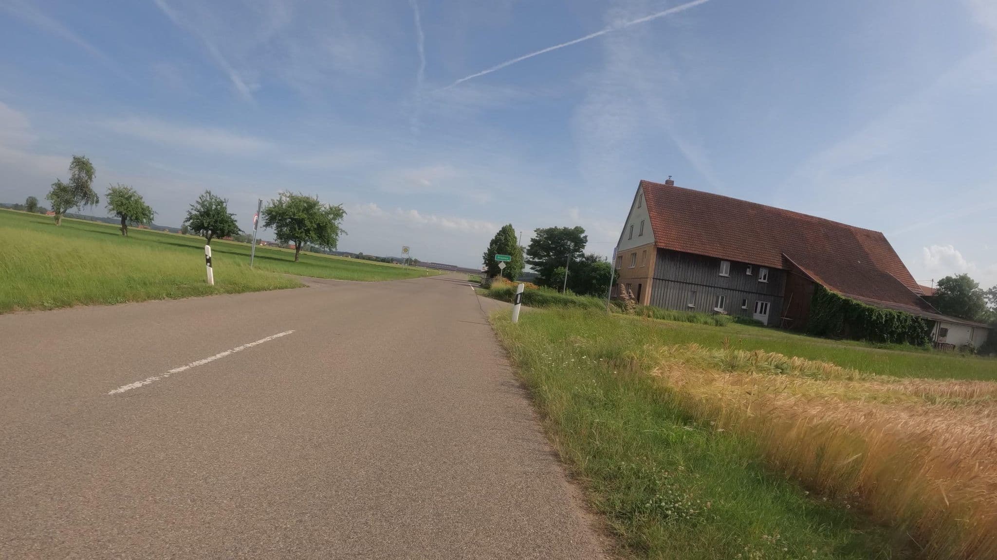 Street view near Zimmer auf den Land, Aitrach — © grynaeno (CC BY-SA · Mapillary)