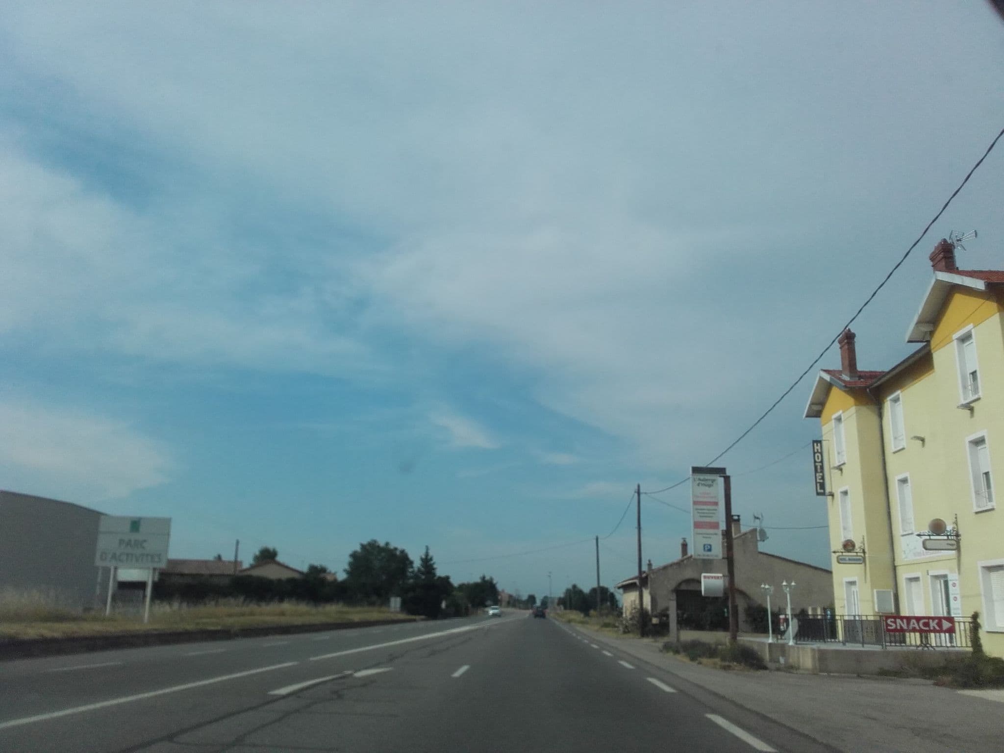Street view near Auberge de la Licorne, Livron-sur-Drôme — © alexcorioze (CC BY-SA · Mapillary)