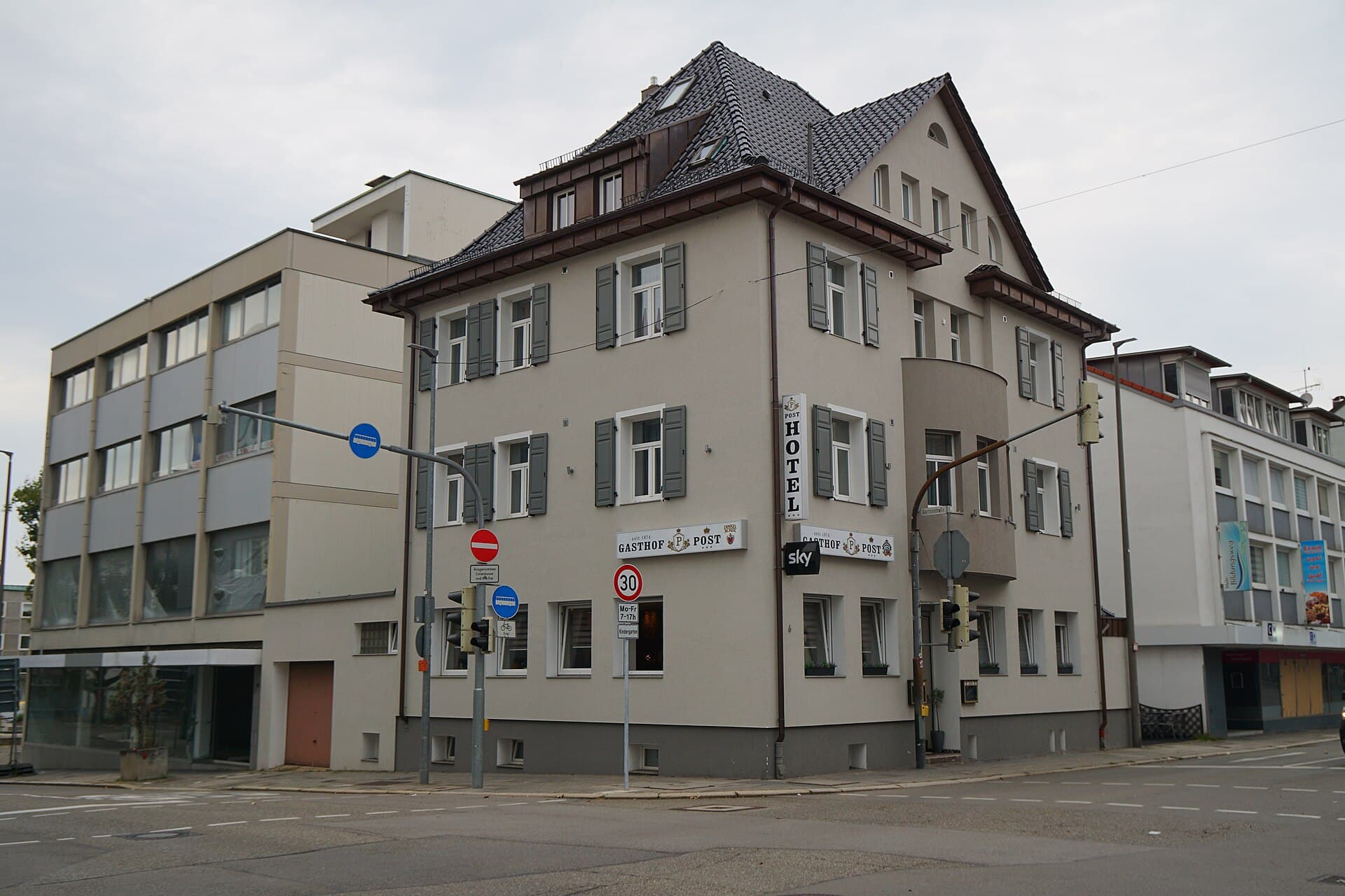 Hotel Post (via Wikimedia Commons, CC BY-SA 3.0)
