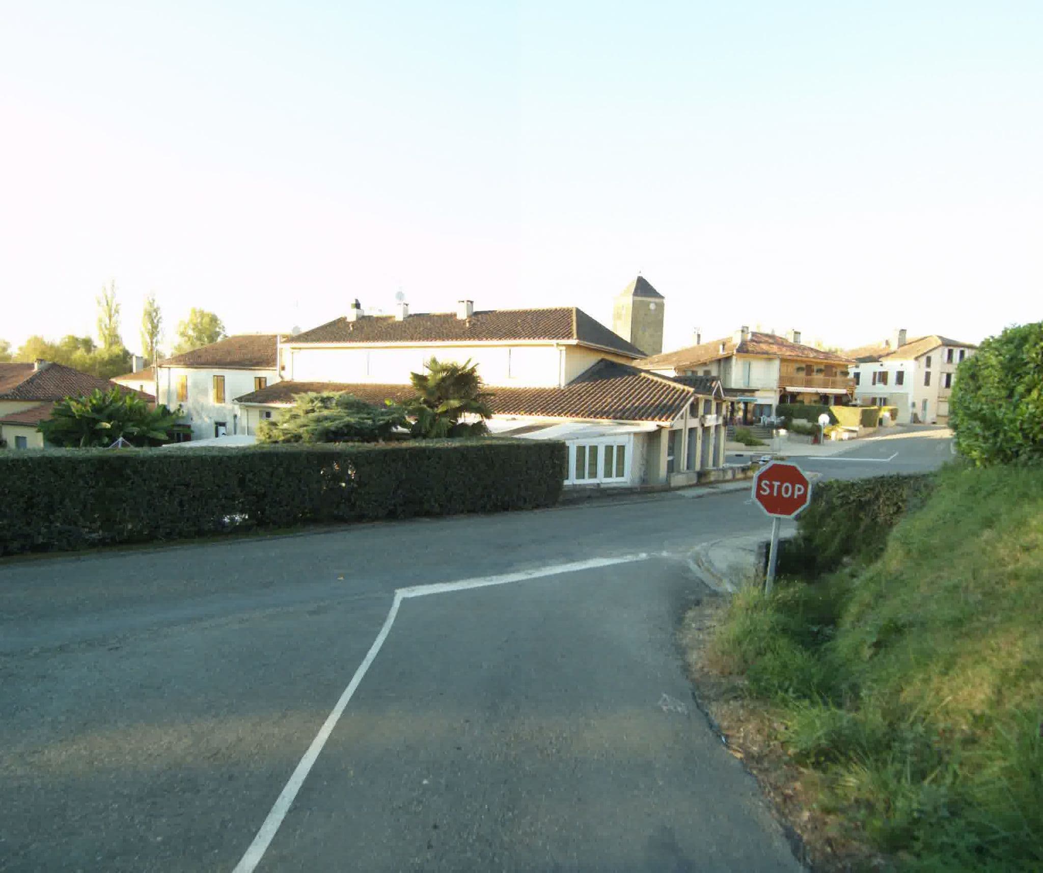 Street view near Le Relais Fleuri, Vic-Fezensac — © sogefi (CC BY-SA · Mapillary)