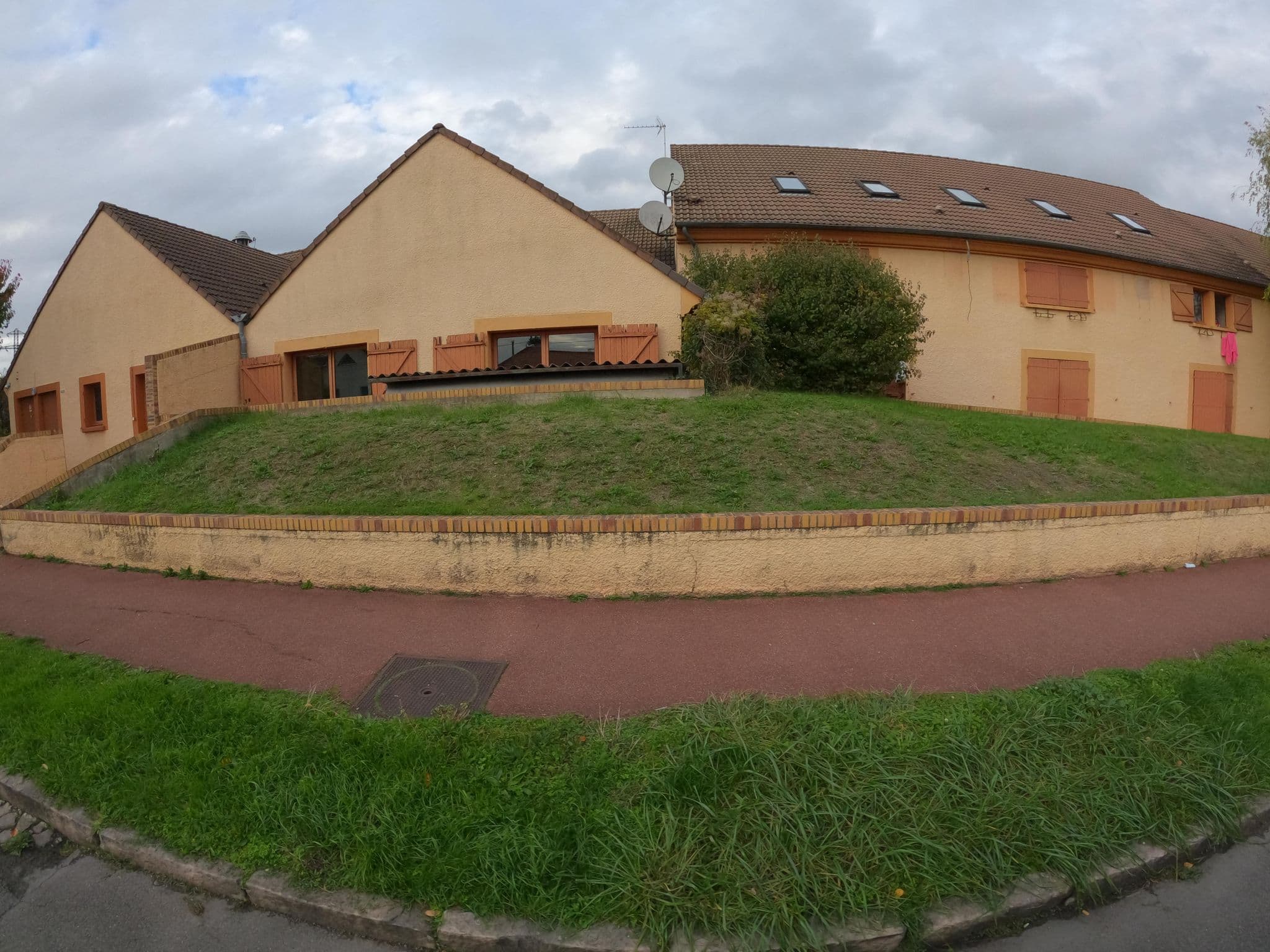 Street view near Mondhotel Chelles, Chelles — © stephanep (CC BY-SA · Mapillary)