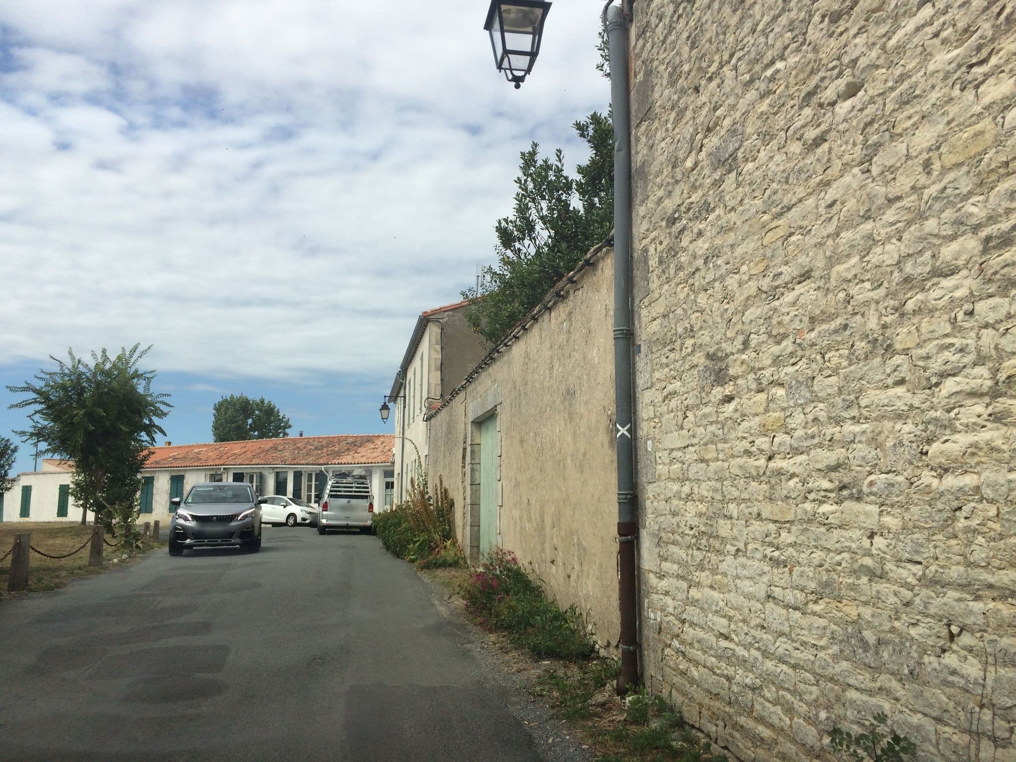 Street view near Maison Piquecos, Saint-Martin-de-Ré — © kartenville (CC BY-SA · Mapillary)
