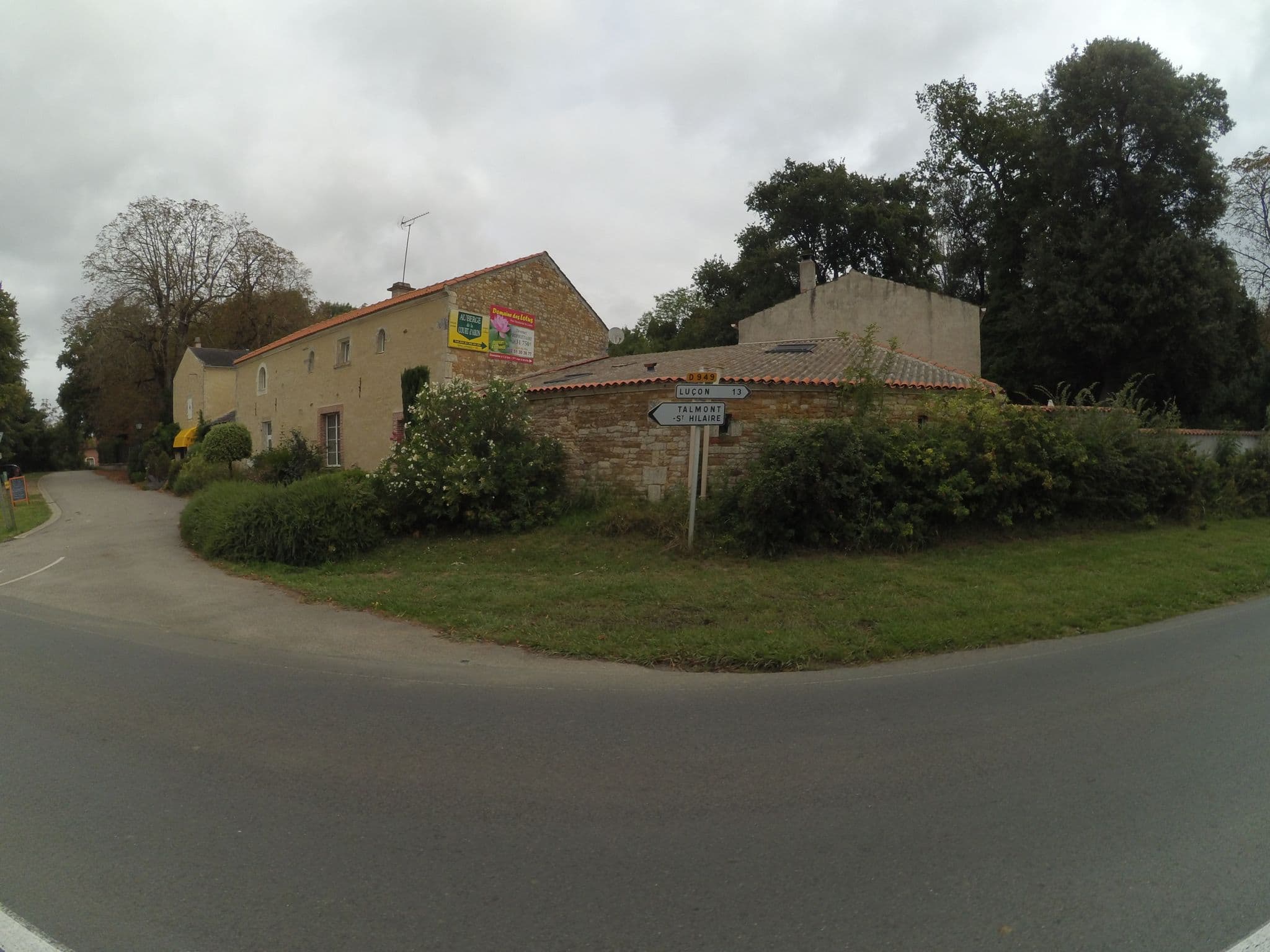Street view near Auberge de la Court d'Aron, Le Champ-Saint-Père — © stephanep (CC BY-SA · Mapillary)