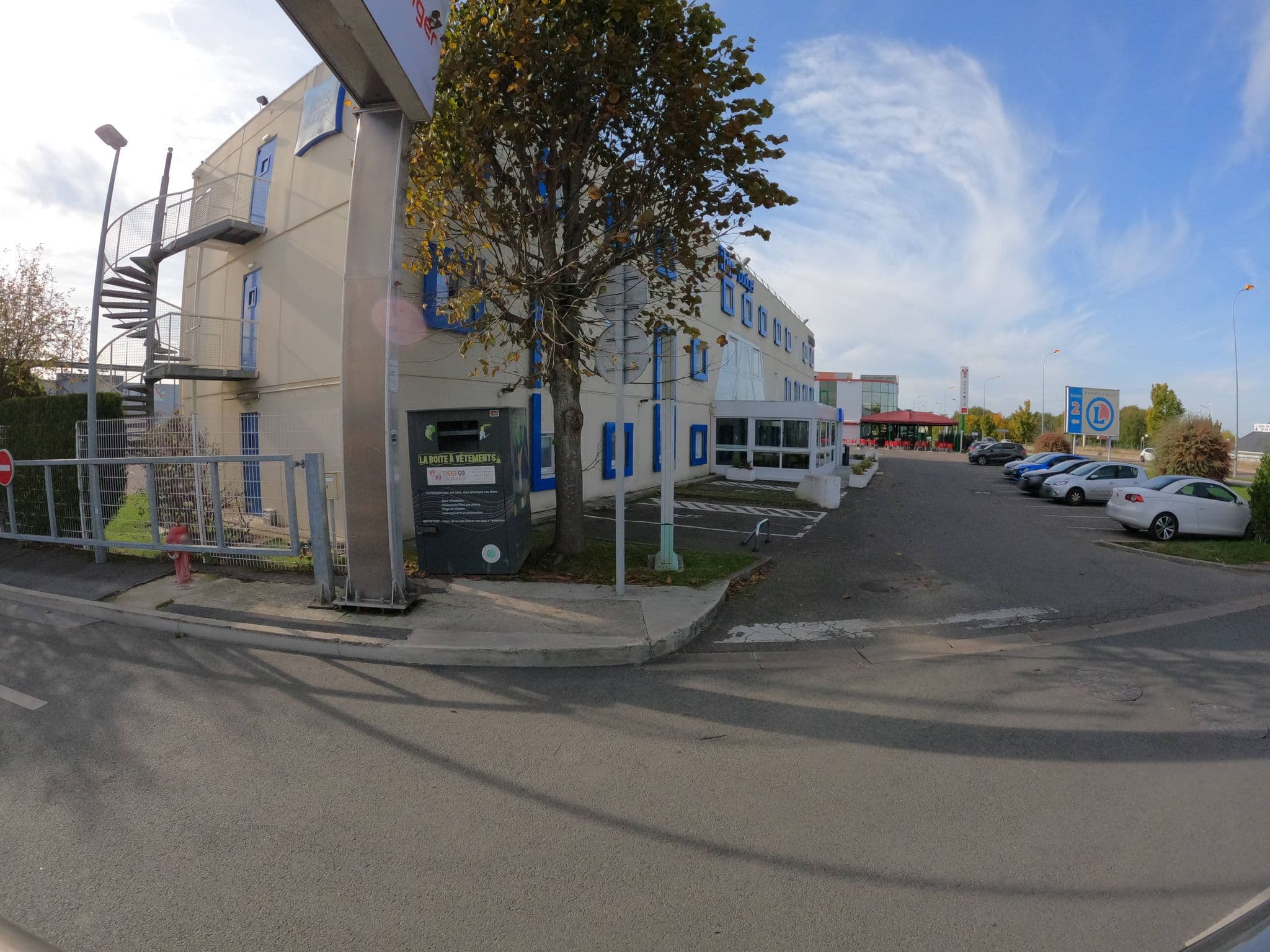 Street view near Ibis Budget, La Queue-en-Brie — © stephanep (CC BY-SA · Mapillary)
