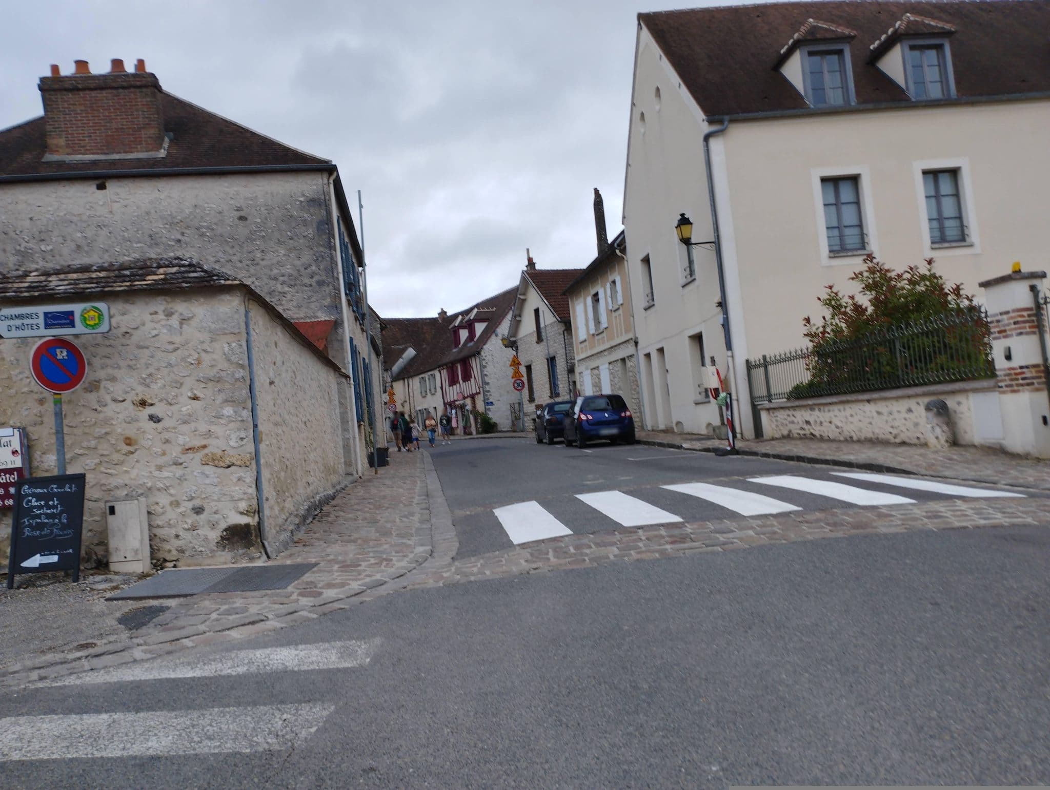 Street view near La Demeure Des Remparts, Provins — © kritic (CC BY-SA · Mapillary)