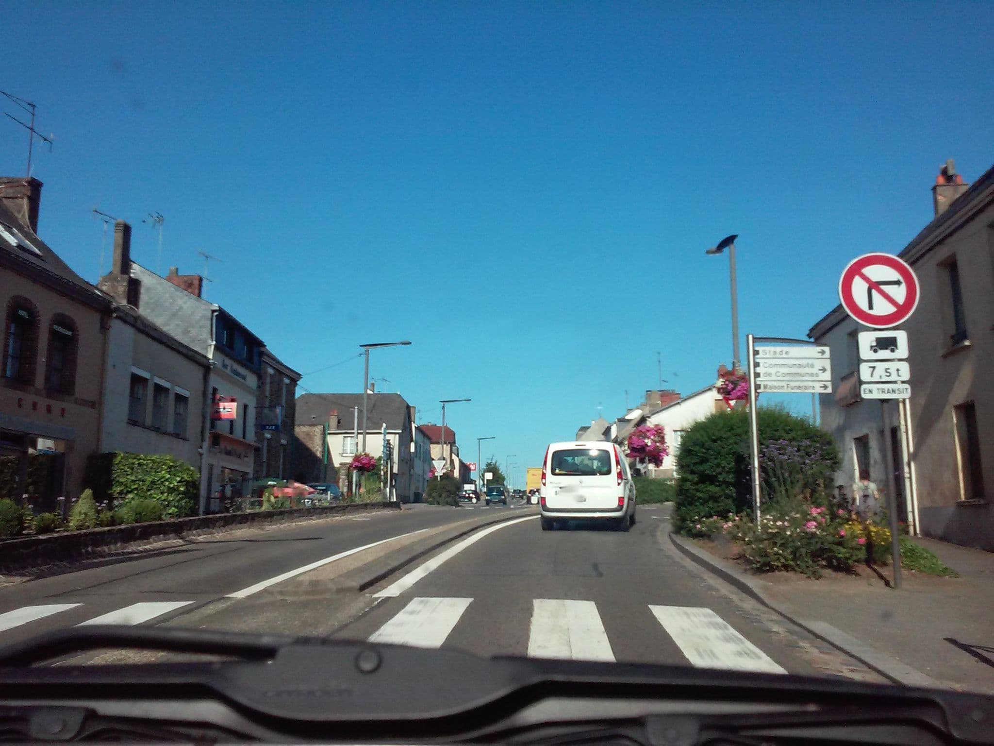 Street view near Le Grand Cerf, Ernée — © pymouss (CC BY-SA · Mapillary)