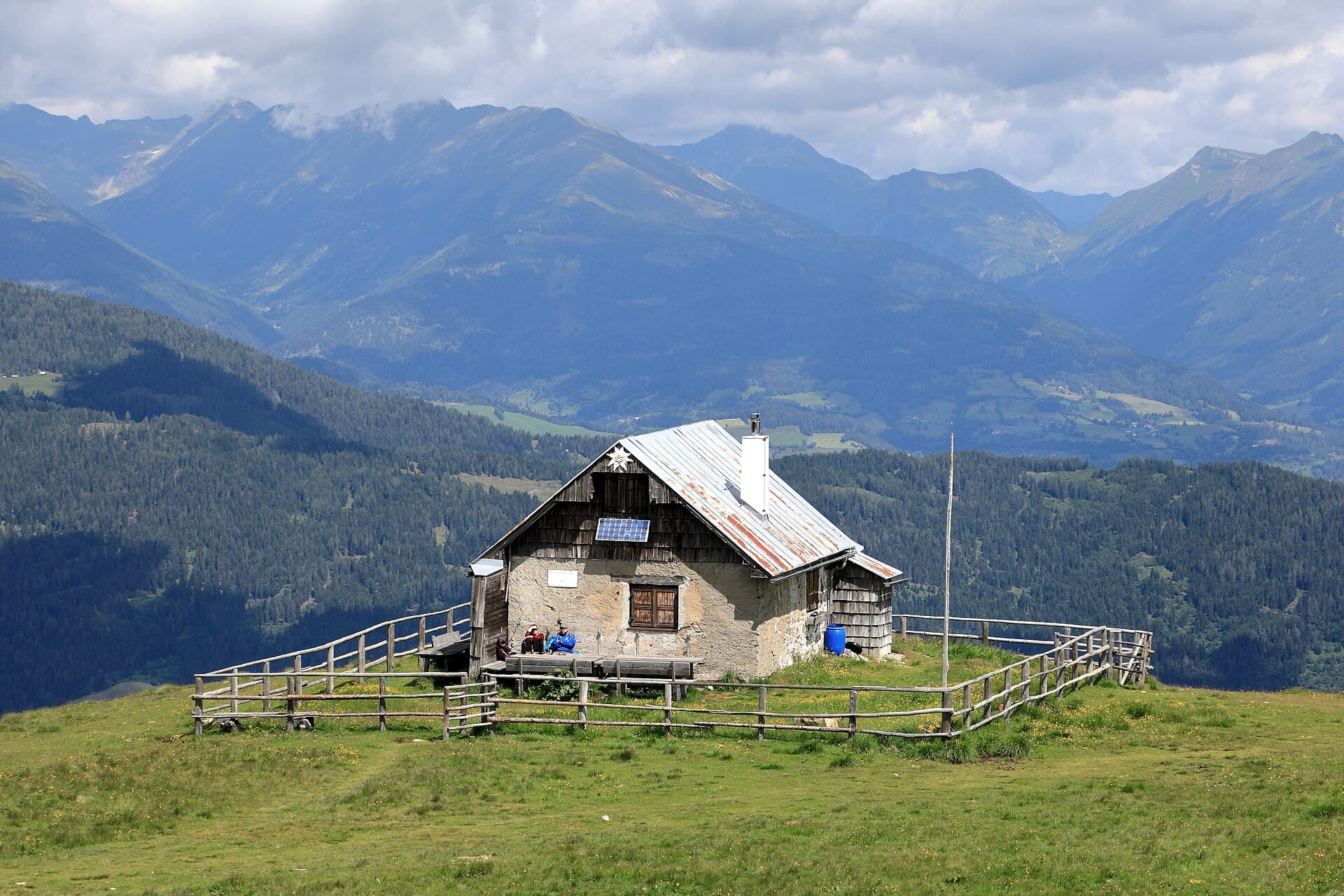 Bernhard-Fest-Hütte (via Wikimedia Commons, CC BY-SA 4.0)