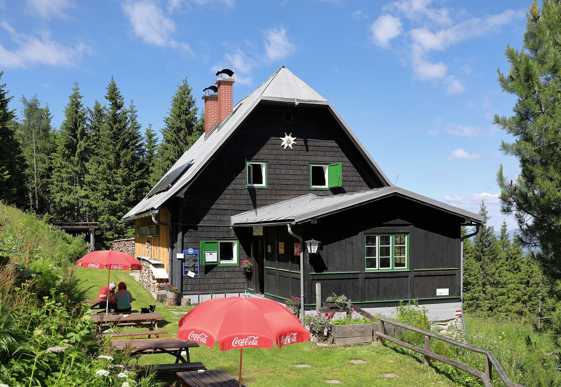 Karl-Lechner-Haus (via Wikimedia Commons, CC BY-SA 4.0)
