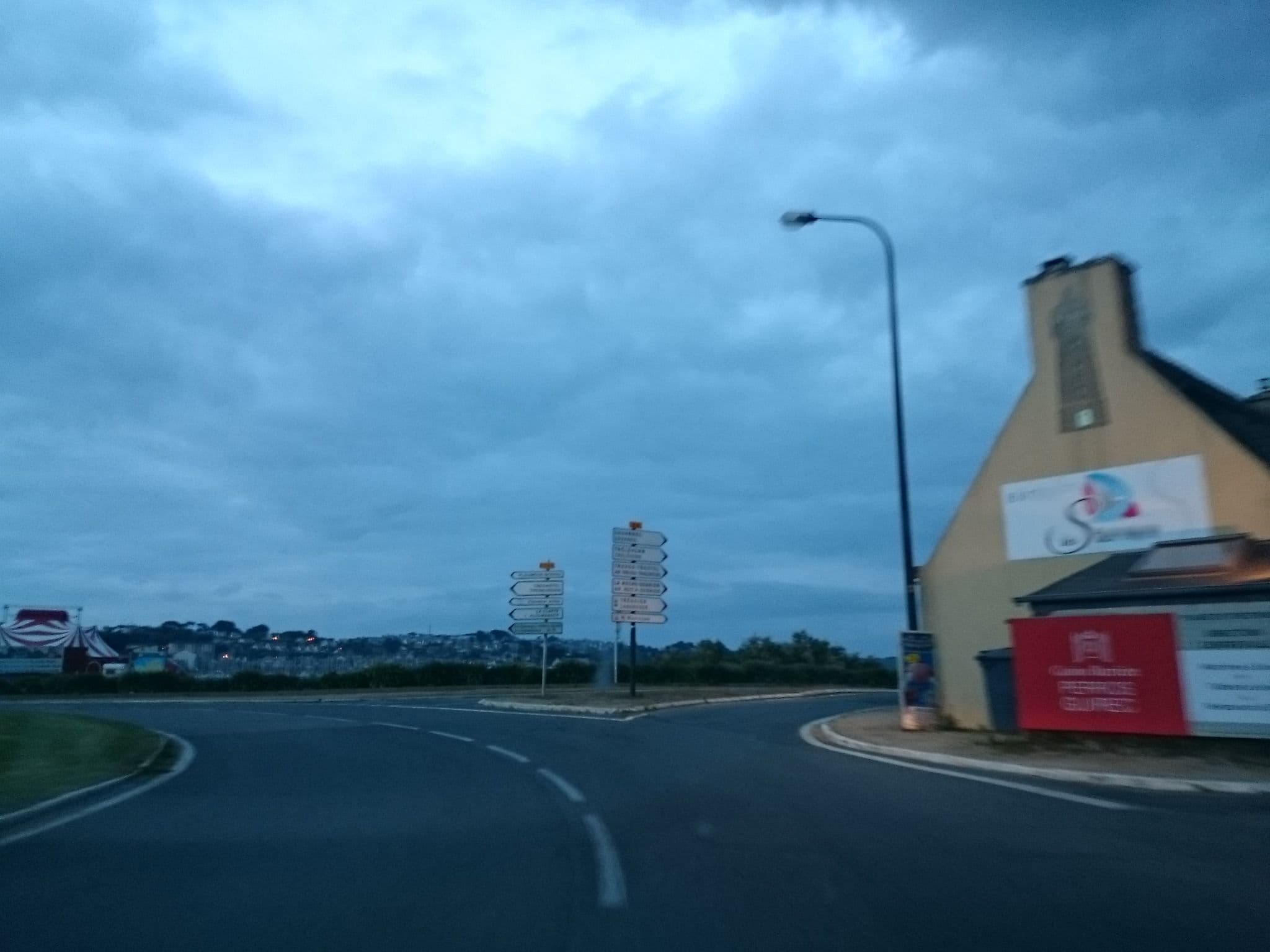 Street view near Les Sternes, Saint-Quay-Perros — © gotpo (CC BY-SA · Mapillary)