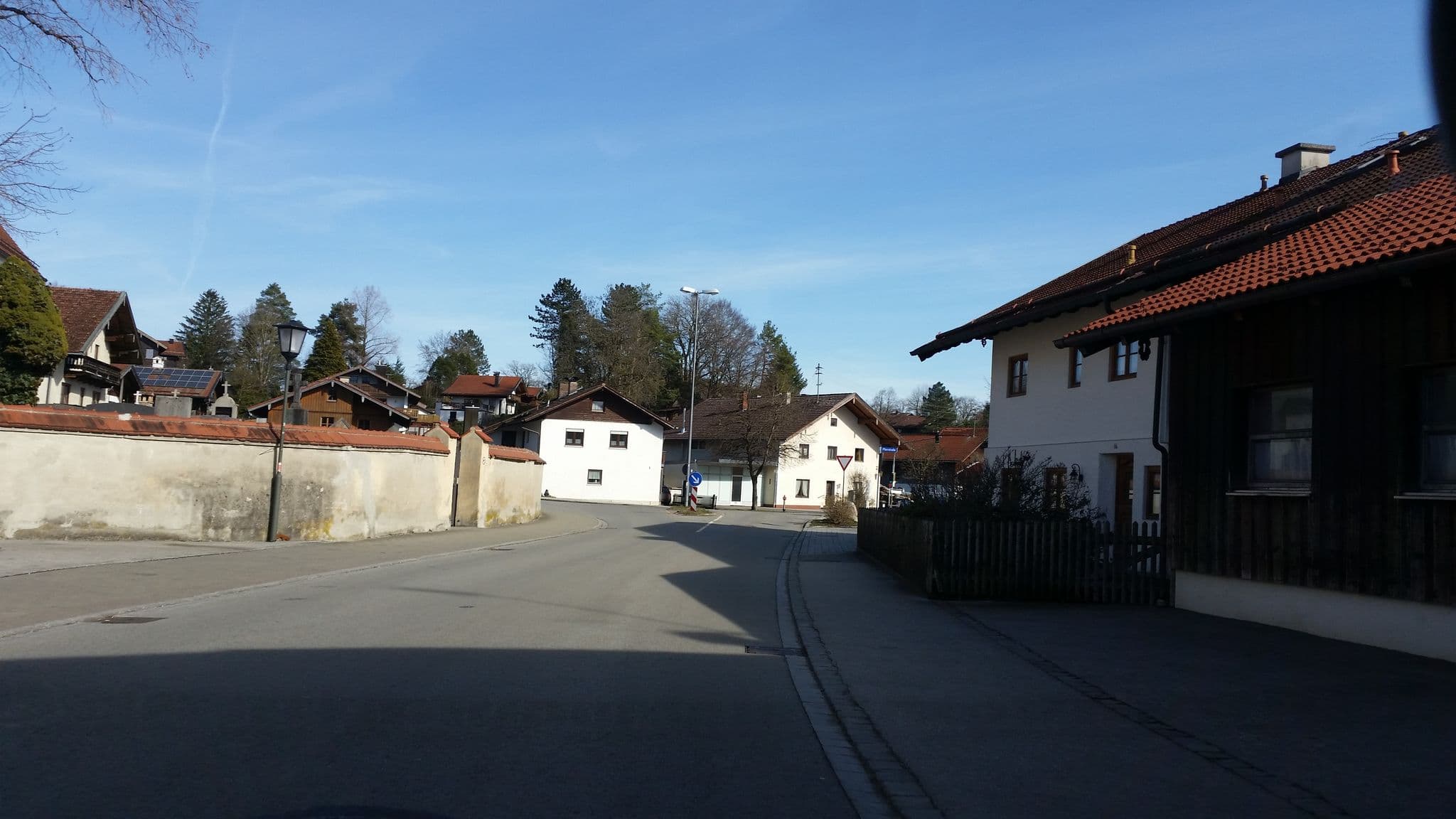 Street view near Gaststätten, Restaurants Zur Post, Egling — © alpe374 (CC BY-SA · Mapillary)