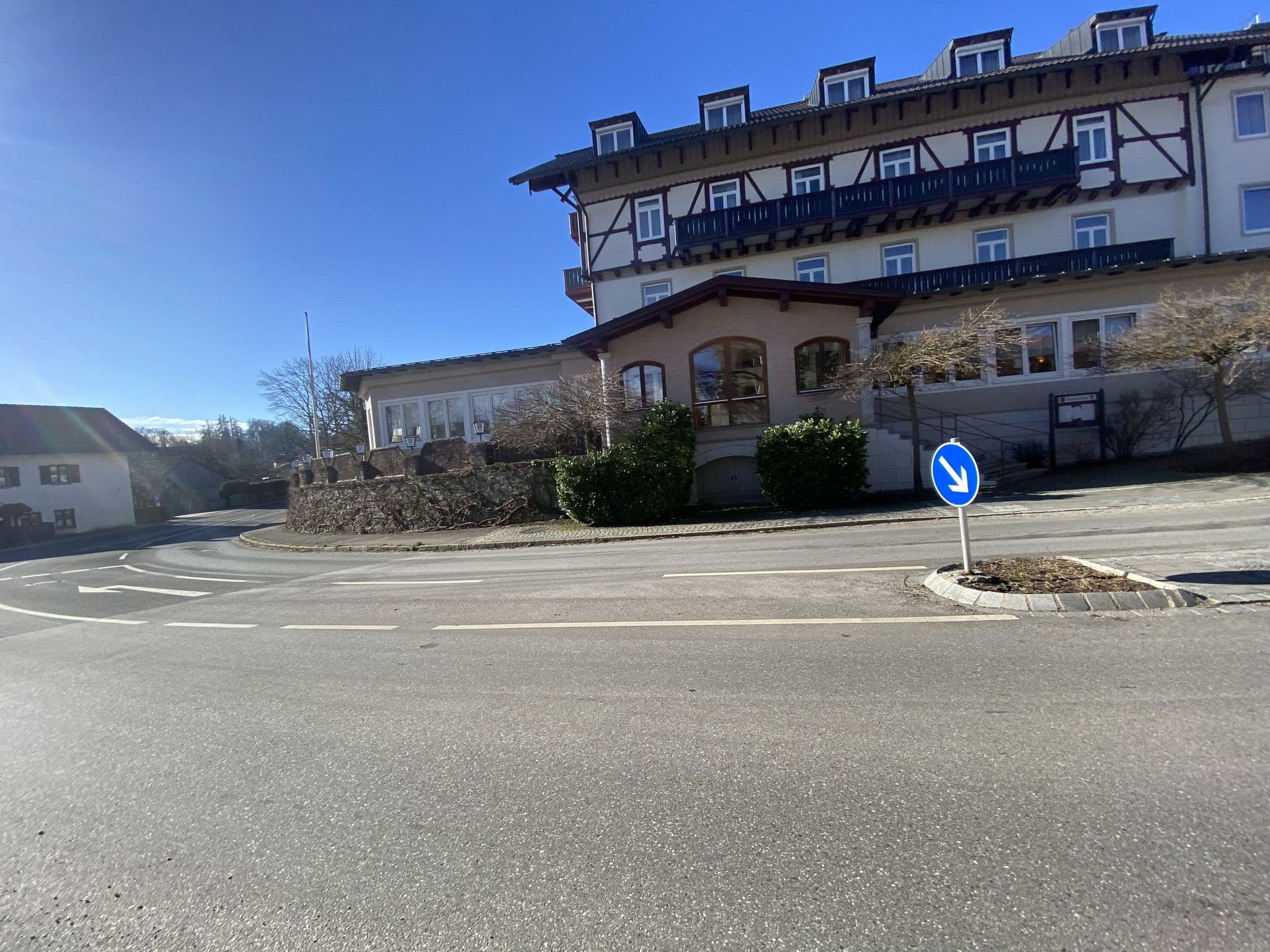 Street view near Hotel Seeblick Bernried am Starnberger See, Tutzing — © vadi (CC BY-SA · Mapillary)