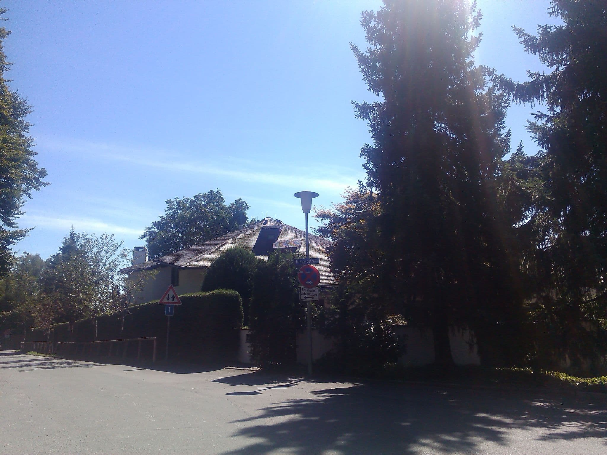 Street view near Parksuiten, Tutzing — © maturion (CC BY-SA · Mapillary)