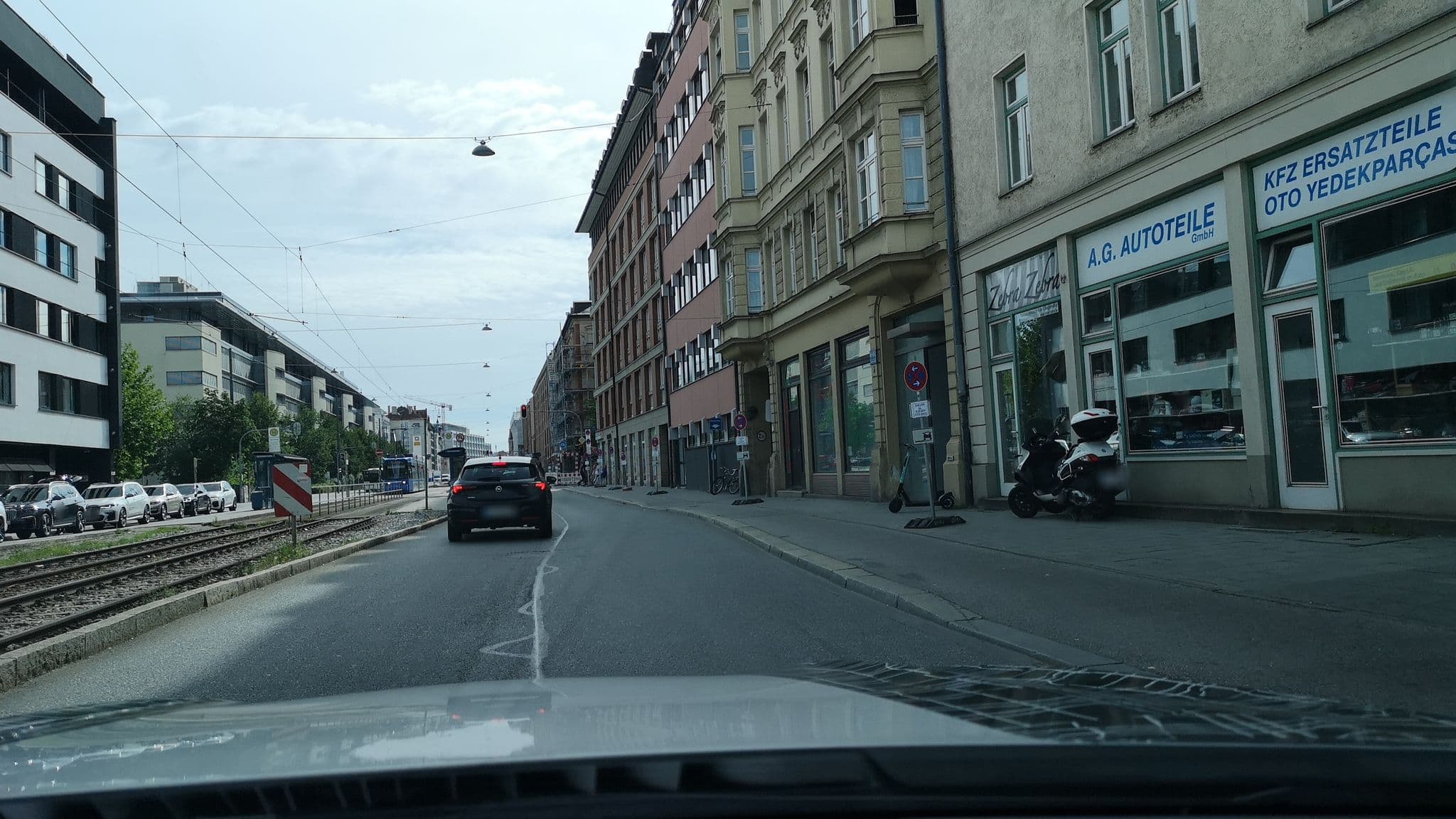 Street view near Roomers Munich, Munich — © skiloo (CC BY-SA · Mapillary)