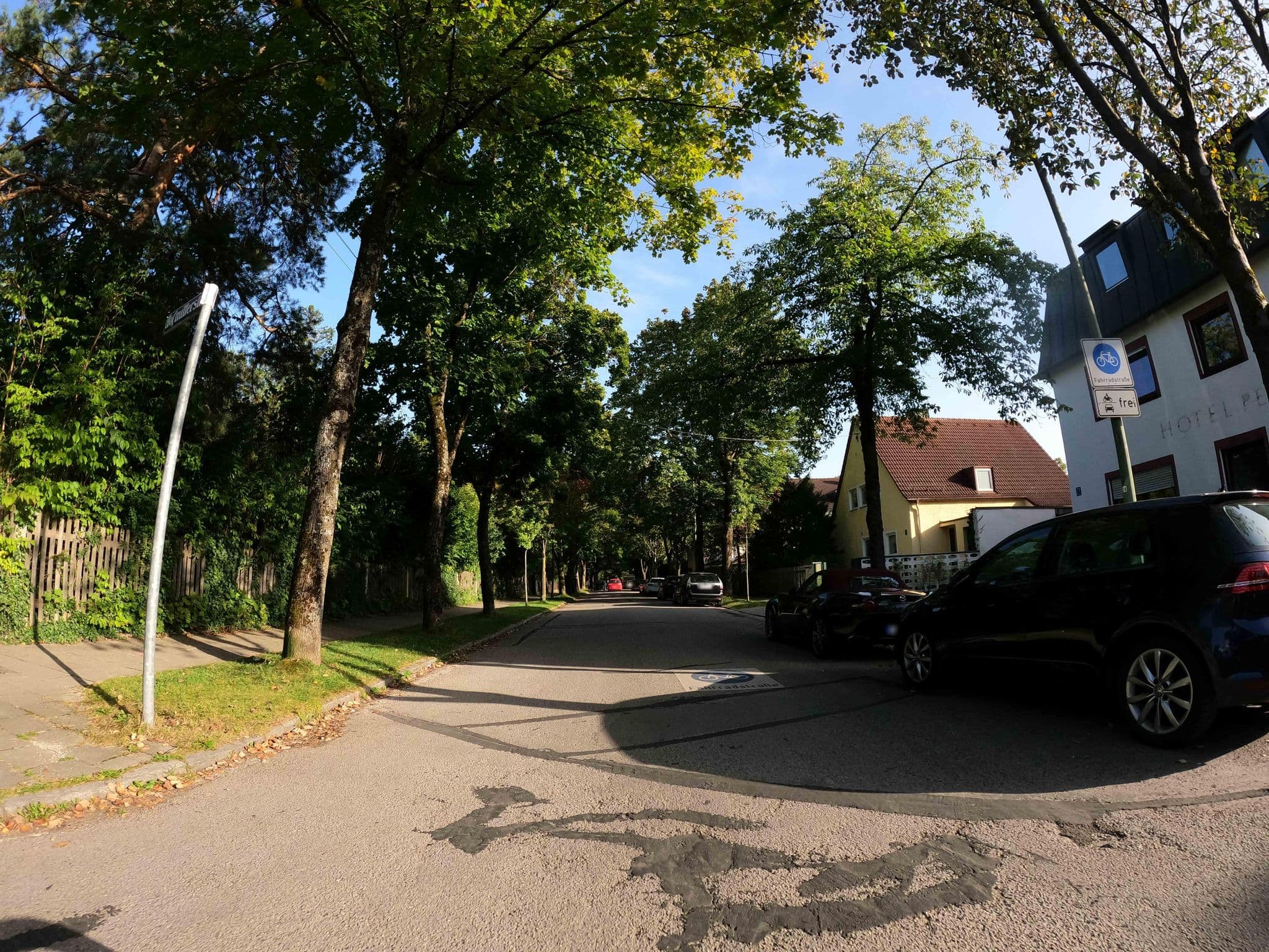 Street view near Hotel Petra, Pasing — © strubbl (CC BY-SA · Mapillary)