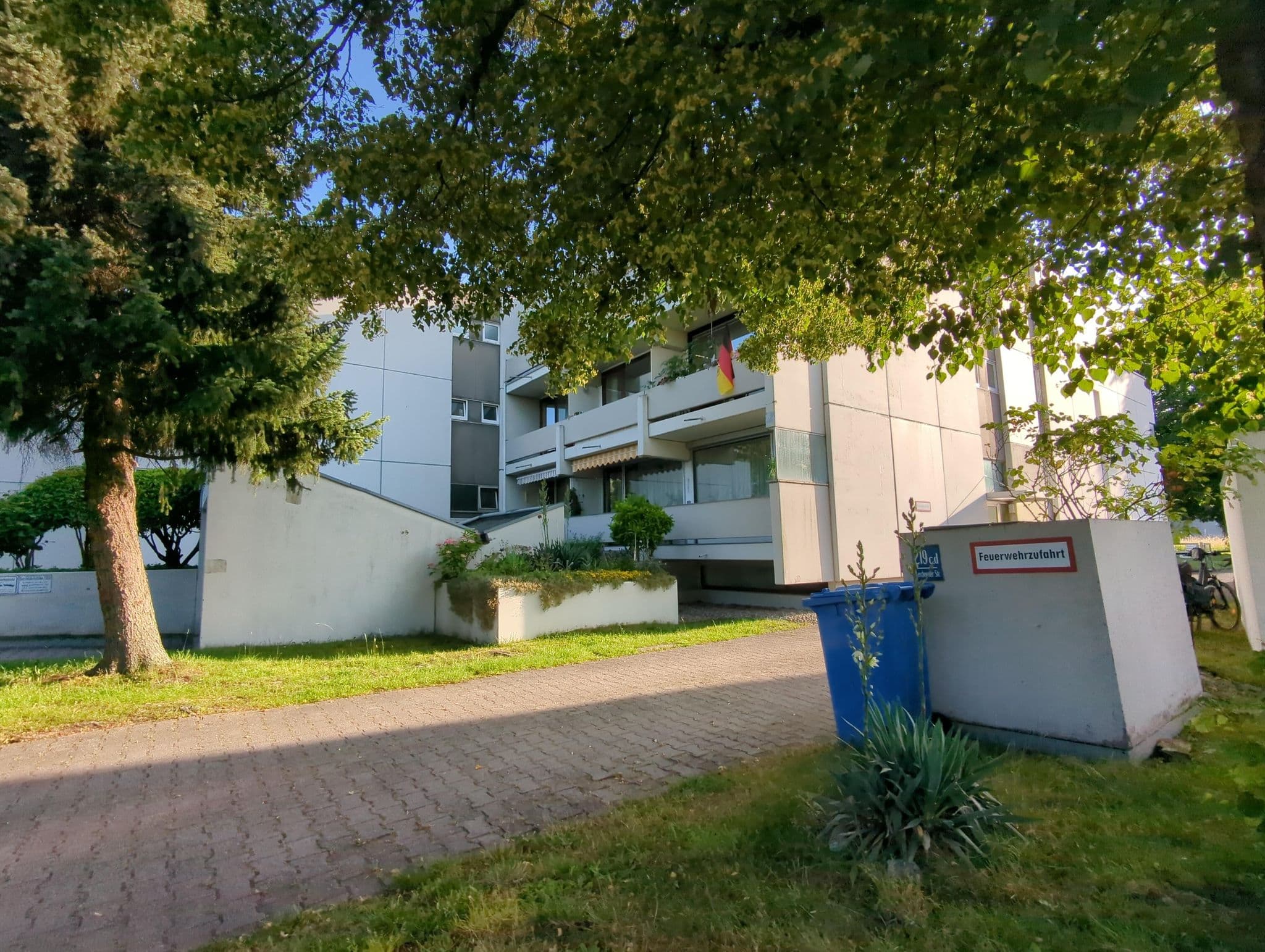 Street view near Schneider & Co, Karlsfeld — © ente (CC BY-SA · Mapillary)