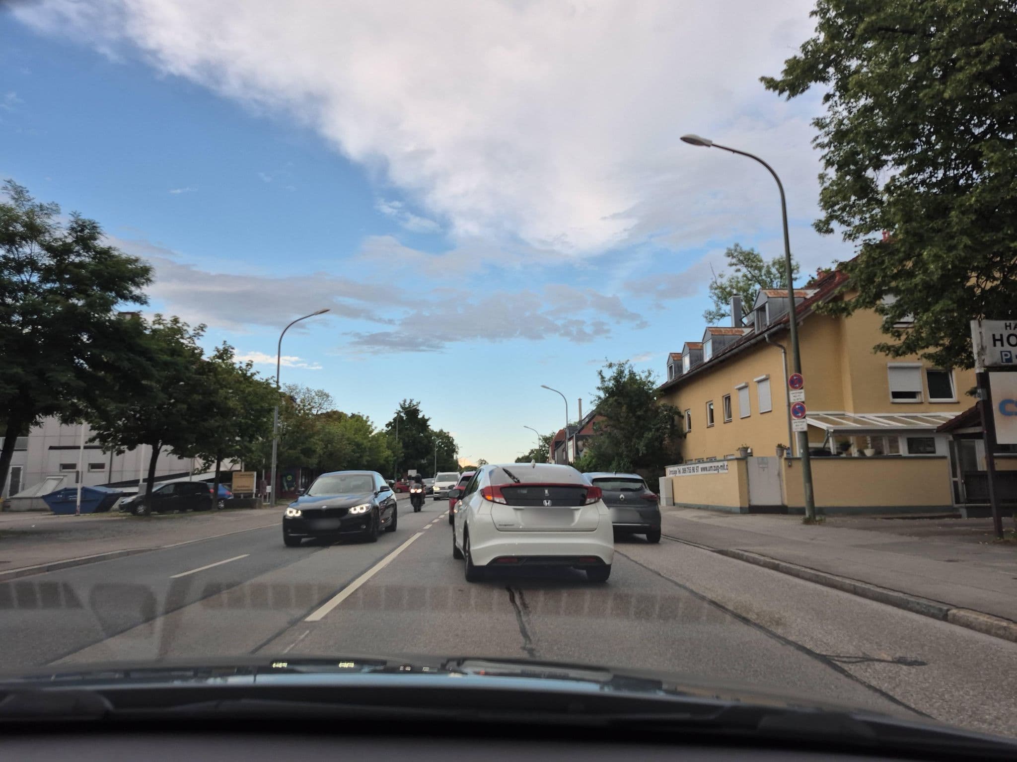 Street view near Hotel Pension Härtl, Pasing — © wizonede (CC BY-SA · Mapillary)