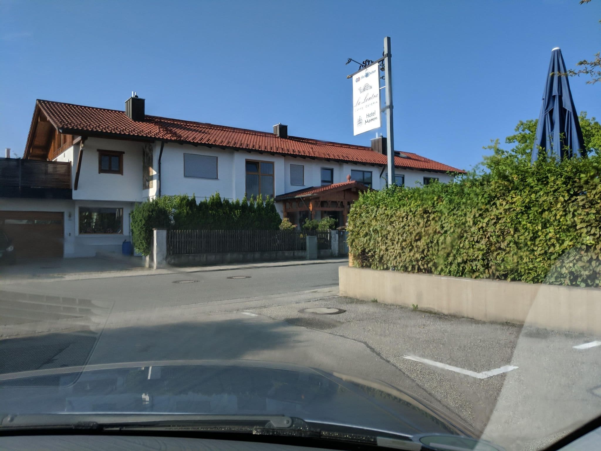 Street view near Momm, Brunnthal — © atze02 (CC BY-SA · Mapillary)