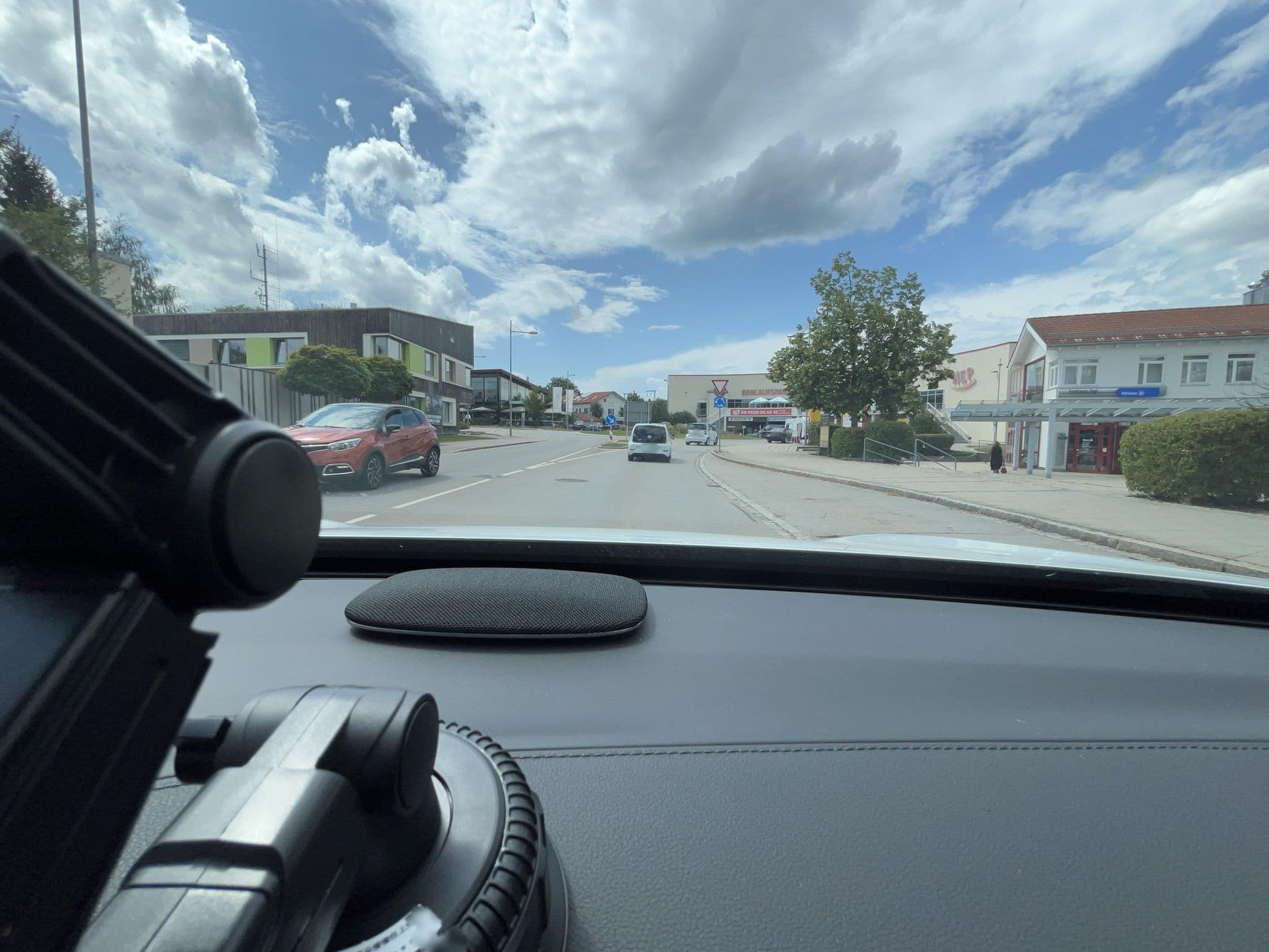 Street view near Hotel KonradP Holzkirchen, Holzkirchen — © lin_wang (CC BY-SA · Mapillary)
