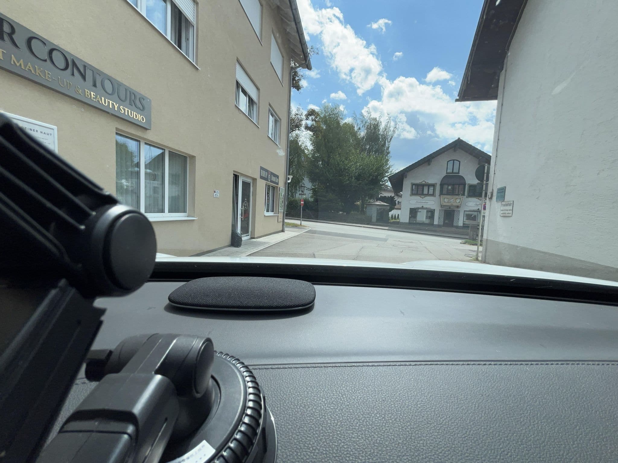 Street view near SNOOZE Apartments, Holzkirchen — © lin_wang (CC BY-SA · Mapillary)
