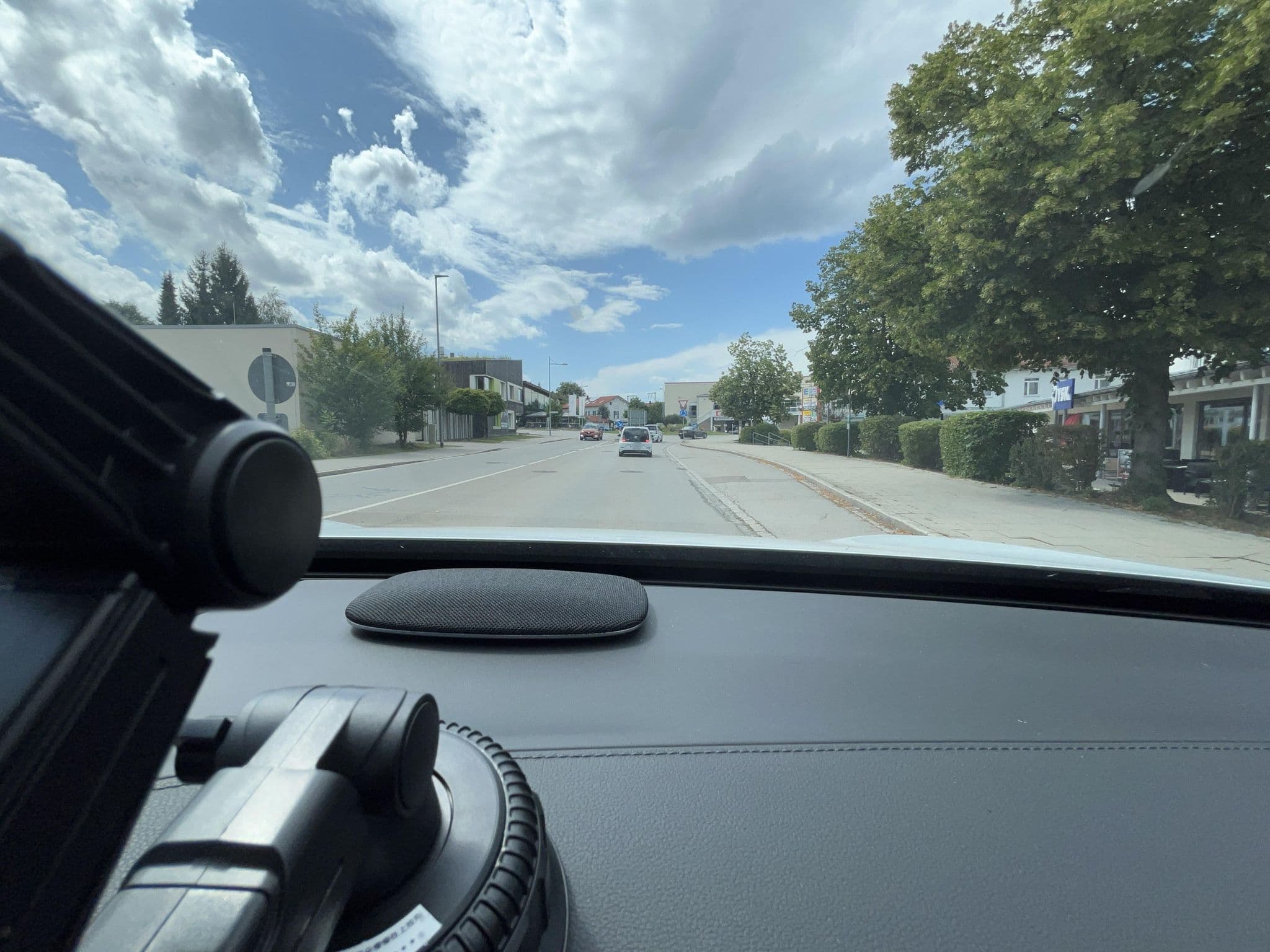 Street view near Hotel Konrad Poetzel, Holzkirchen — © lin_wang (CC BY-SA · Mapillary)