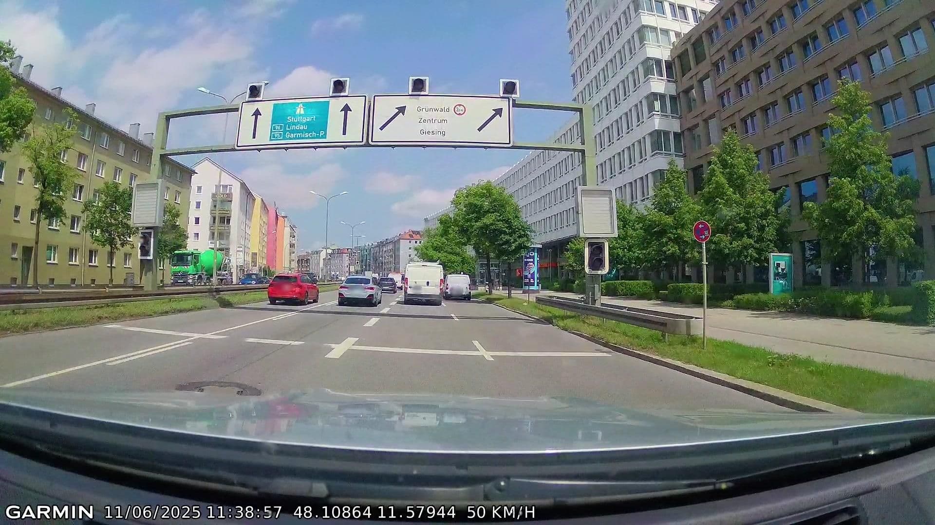 Street view near Motel One GmbH, Munich — © tqm (CC BY-SA · Mapillary)