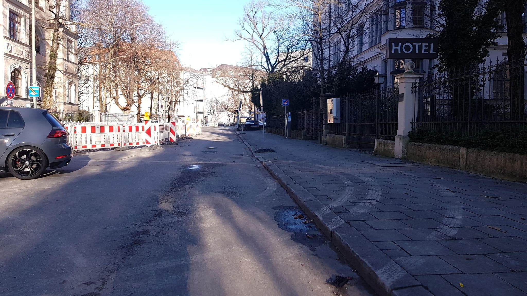 Street view near Hotel Uhland Garni, Munich — © thmunichways (CC BY-SA · Mapillary)