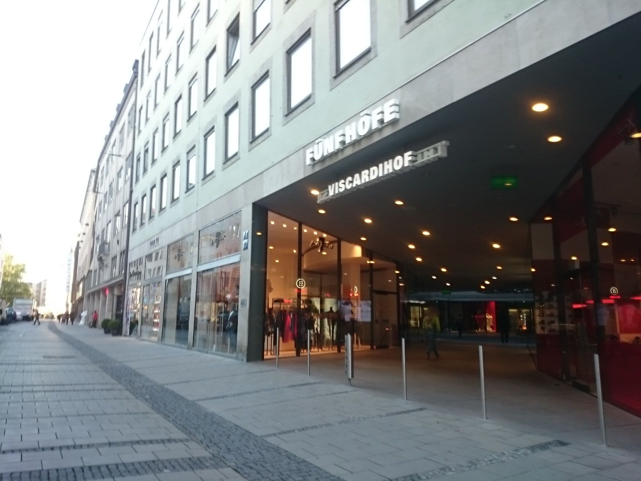 Street view near One Hotels & Resorts, Munich — © msdess (CC BY-SA · Mapillary)