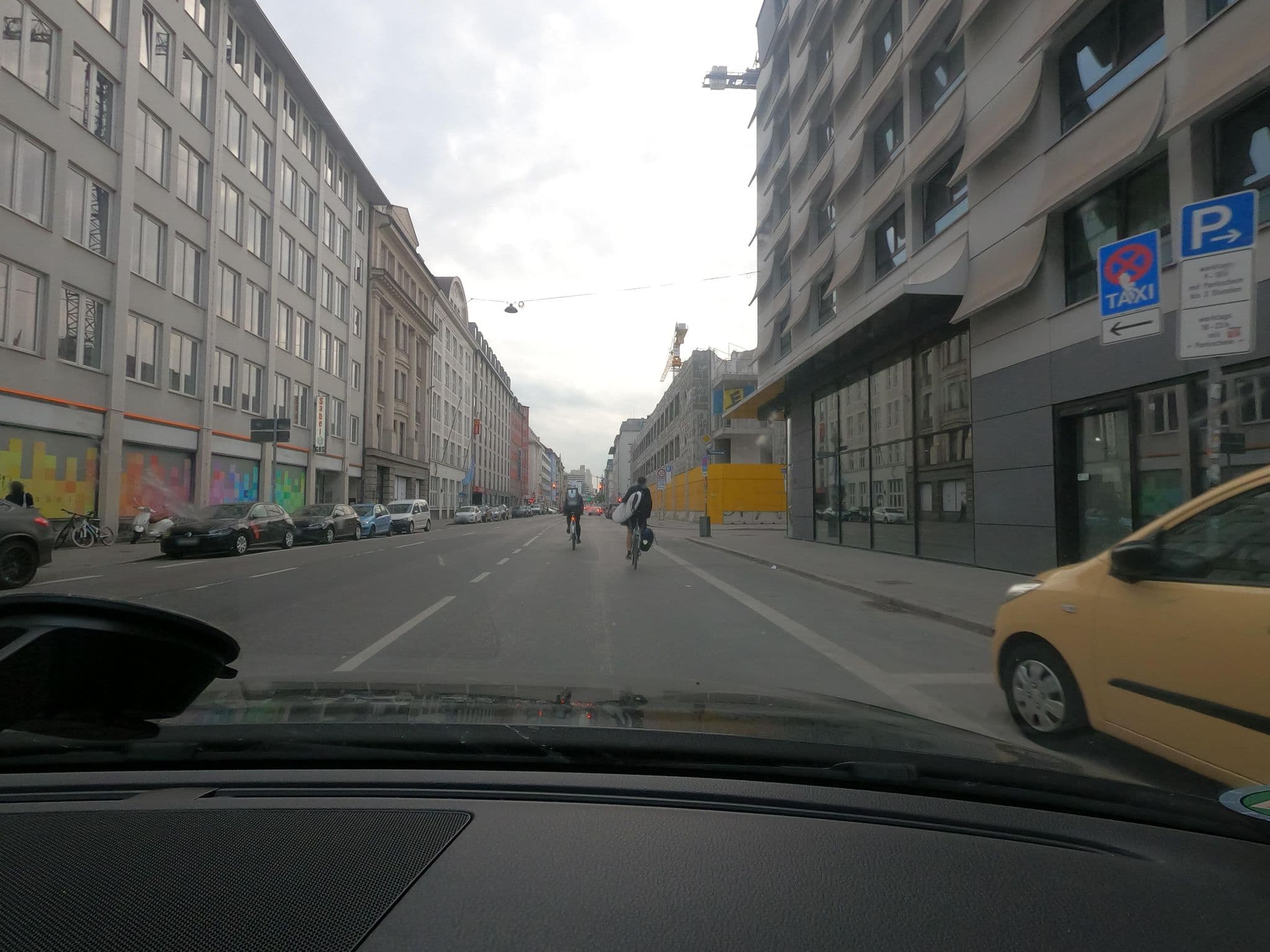Street view near Hotel Apollo, Munich — © saschahaberkorn (CC BY-SA · Mapillary)