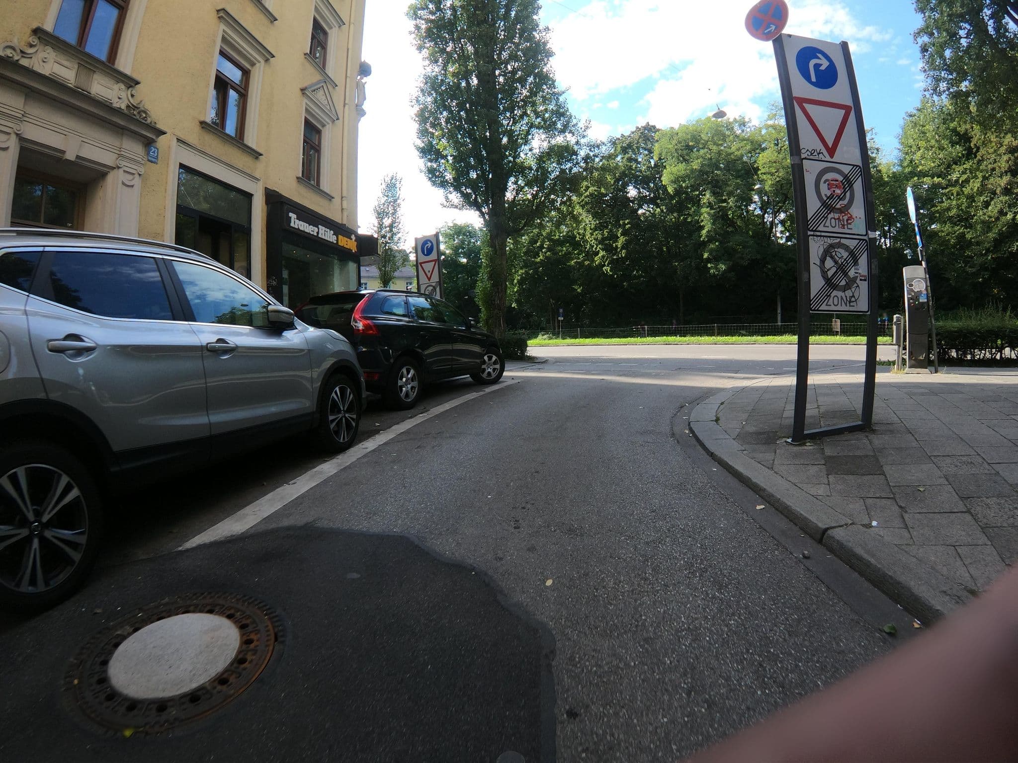 Street view near Carat in Ludwigsvorstadt-Isarvorstadt, Munich — © santilinares04 (CC BY-SA · Mapillary)